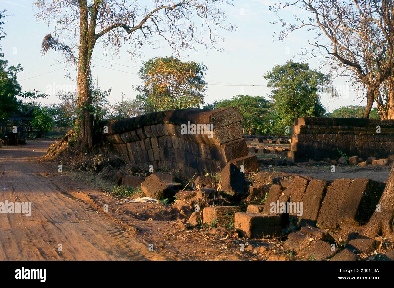Thaïlande: Prasat Hin Mueang Tam avant la restauration majeure, province de Buriram, nord-est de la Thaïlande. Prasat Hin Mueang Tam est un temple khmer dans les styles Khleang et Baphuon, qui date de la fin du 10ème et du début du 11ème siècle. La divinité primaire était Shiva, bien que Vishnu ait également été adorée ici. Banque D'Images Thaïlande: Prasat Hin Mueang Tam avant la restauration majeure, province de Buriram, nord-est de la Thaïlande. Prasat Hin Mueang Tam est un temple khmer dans les styles Khleang et Baphuon, qui date de la fin du 10ème et du début du 11ème siècle. La divinité primaire était Shiva, bien que Vishnu ait également été adorée ici. Banque D'Images
