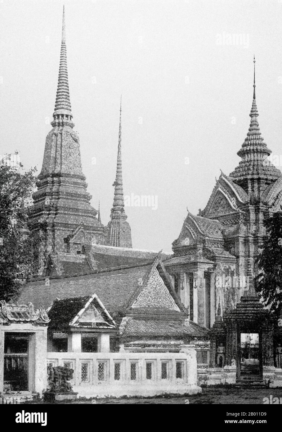 Thaïlande: Certains des chedis au Wat Pho (Temple du Bouddha couché) à Bangkok, fin du XIXe siècle. Construit au XVIe siècle, Wat Pho est le plus ancien temple de Bangkok. Le roi Rama I de la dynastie Chakri (1736—1809) reconstruit le temple dans les années 1780. Officiellement appelé Wat Phra Chetuphon, c'est l'un des temples bouddhistes les plus connus de Bangkok et est aujourd'hui une attraction touristique majeure, situé directement au sud du Grand Palais. Wat Pho est célèbre pour son Bouddha couché et renommé comme la maison du massage thaïlandais traditionnel. Banque D'Images