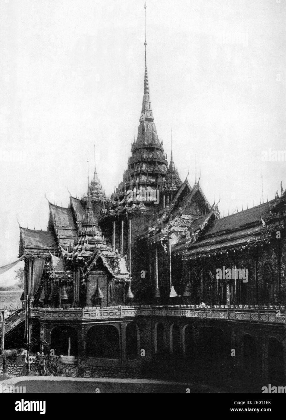 Thaïlande : site de crémation à Bangkok pour un prince sous le règne du roi Chulalongkorn (1868—1910). Des pavillons et des temples bouddhistes élaborés ont été construits pour les funérailles royales au Siam du XIXe siècle. Le corps du défunt a été embaumé et conservé pendant la construction du site de crémation. Les rites funéraires et une période de deuil pourraient prendre des mois, voire un an, avant que les funérailles n'aient lieu. Le corps embaumé a ensuite été placé dans une position agenouillée dans une urne d'or sur un haut bier à l'intérieur d'un édifice orné à incinérer. Banque D'Images