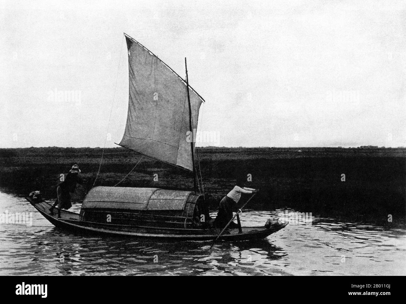 Thaïlande: Une péniche navigue sur un canal dans la plaine de la rivière Chao Phraya, c. 1900. Au tournant du XXe siècle, la grande majorité des Siamois étaient des riziculteurs qui vivaient et travaillaient le long des cours d'eau. Les pêcheurs aussi vivaient à proximité ou sur les rivières et les canaux. Chaque ménage avait un bateau, dont environ 600,000 navigué sur les canaux et les rivières de Bangkok. Pendant le règne du roi Chulalongkorn (1868—1910), de nombreux projets d'irrigation ont été commandés, dont le premier était le canal Rangsit en 1890. Banque D'Images