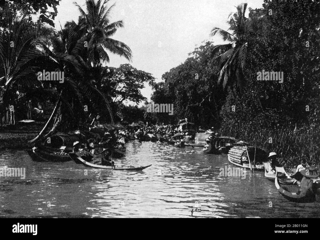 Thaïlande: Journée de marché sur un canal à Bangkok, c. 1900. Au tournant du XXe siècle, la grande majorité des Siamois étaient des riziculteurs qui vivaient et travaillaient le long des cours d'eau. Chaque ménage avait un bateau, dont environ 600,000 navigué sur les canaux et les rivières de Bangkok. L'aviron a été fait de l'arrière du bateau. La plupart des maisons étaient en bois et en bambou, et ont été construites sur pilotis avec une échelle allant à l'eau. Banque D'Images
