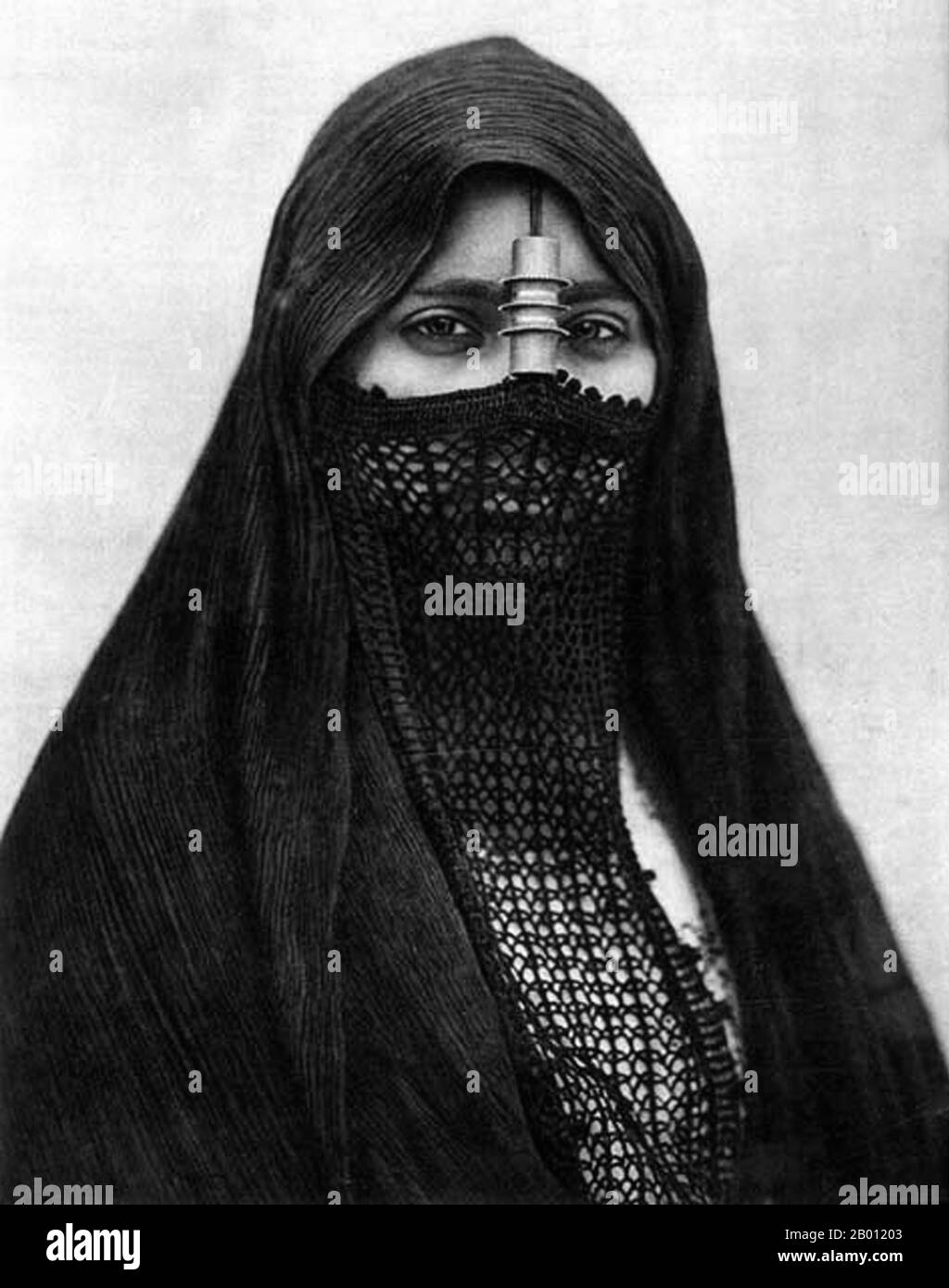 Égypte : beauté arabe voilée, le Caire, Lehnert & Landrock, c. 1923. Banque D'Images