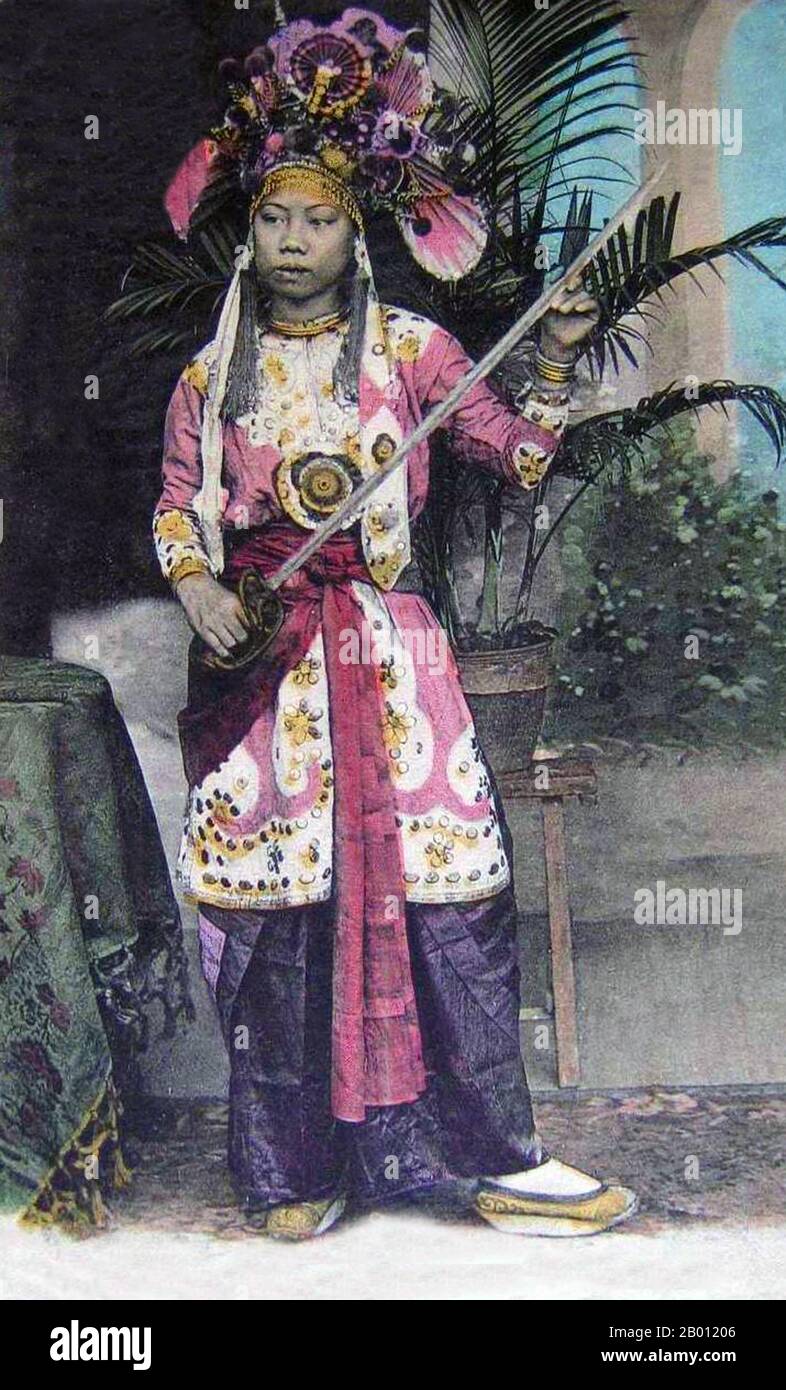 Vietnam : l'actrice principale d'une troupe de théâtre de Saigon, c. 1905. 'Annamite Theatre' devait beaucoup à l'influence chinoise, et était particulièrement populaire à Cholon, le quartier chinois de Saigon. Banque D'Images Vietnam : l'actrice principale d'une troupe de théâtre de Saigon, c. 1905. 'Annamite Theatre' devait beaucoup à l'influence chinoise, et était particulièrement populaire à Cholon, le quartier chinois de Saigon. Banque D'Images