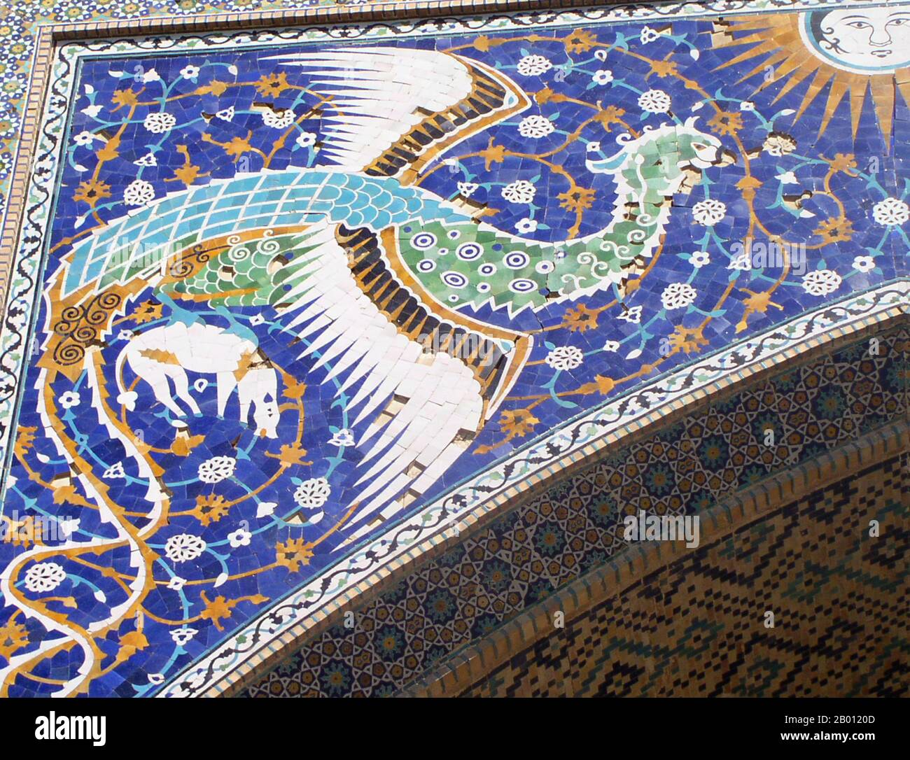 Mythologie: Simurgh (Phoenix persan) sur le portail de Nadir Divan-Beghi Madrasah, Boukhara, Ouzbékistan. Photo par Alaexis (Licence CC BY-sa 2.5). Le phoenix est un oiseau de feu sacré mythique qui se trouve dans les mythologies des Perses, des Grecs, des Romains, des Egyptiens, des Chinois, Et (selon Sanchuniathon) Phéniciens. Un phoenix est un oiseau mythique qui est un esprit de feu avec un plumage coloré et une queue d'or et de scarlet (ou violet, bleu, et vert selon certaines légendes). Il a un cycle de vie de 500 à 1000 ans, près de la fin de laquelle il se construit un nid de brindilles qui s'enflamme alors. Banque D'Images