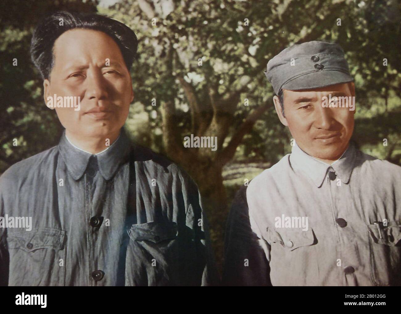Chine : LIN Biao (1907-1971) avec le président Mao Tsé-toung, c. 1949. Lin Yurong, mieux connu par le nom de guerre Lin Biao (5 décembre 1907 – 13 septembre 1971) était un chef militaire communiste chinois qui a joué un rôle déterminant dans la victoire communiste de la guerre civile chinoise, en particulier dans le nord-est de la Chine, Et c'est le général qui a dirigé l'Armée populaire de libération à Beijing en 1949. Il s'est abstenu de devenir un acteur majeur de la politique jusqu'à ce qu'il se soit hissé au premier plan pendant la Révolution culturelle, grimpant aussi haut que le second responsable et le successeur désigné et constitutionnel de Mao Zedong. Banque D'Images