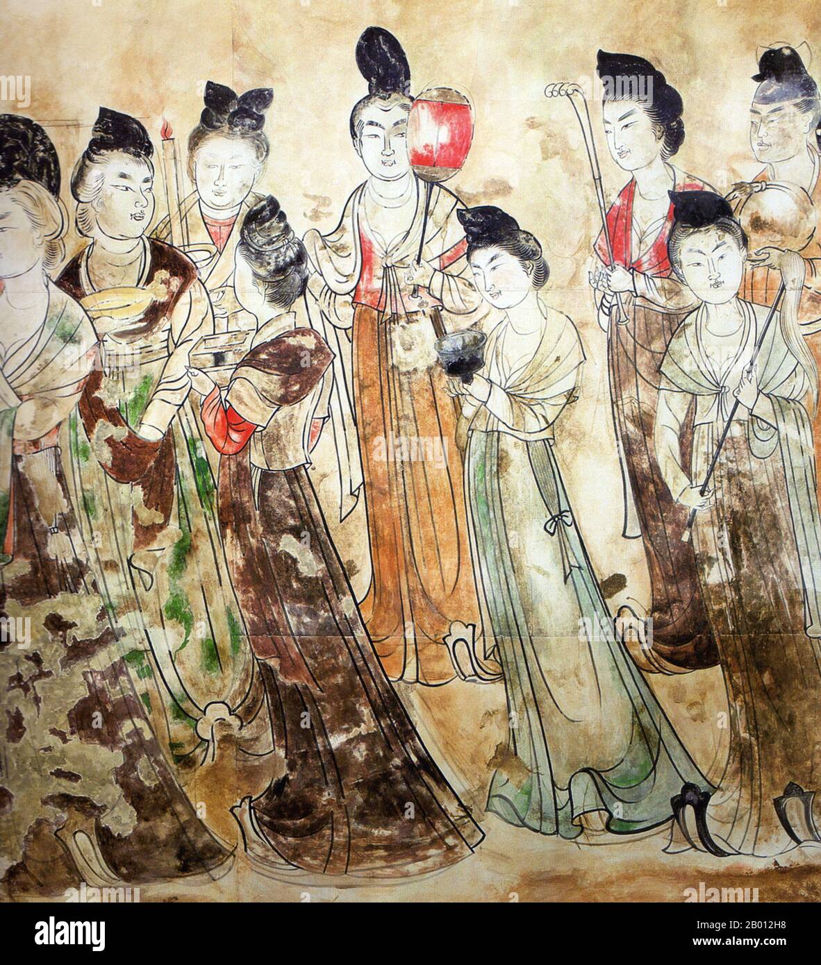 Chine: Tombes Qianling, Shaanxi; Tang court dames dans une fresque de peinture à la tombe de Lady Li Xianhui. Le mausolée de Qianling est un site tombeau de la dynastie Tang (618–907) situé dans le comté de Qian, province de Shaanxi, en Chine, et est à 85 km (53 miles) au nord-ouest de Xi'an, l'ancienne capitale Tang. Construit en 684 (avec construction supplémentaire jusqu'en 706), les tombeaux du complexe mausolée abritent les vestiges de divers membres de la famille royale Li. Cela inclut l'empereur Gaozong de Tang (r. 649–683), ainsi que son épouse, l'usurpateur de la dynastie Zhou et le premier (et unique) impératrice de Chine Wu Zetian (r. 690–705). Banque D'Images
