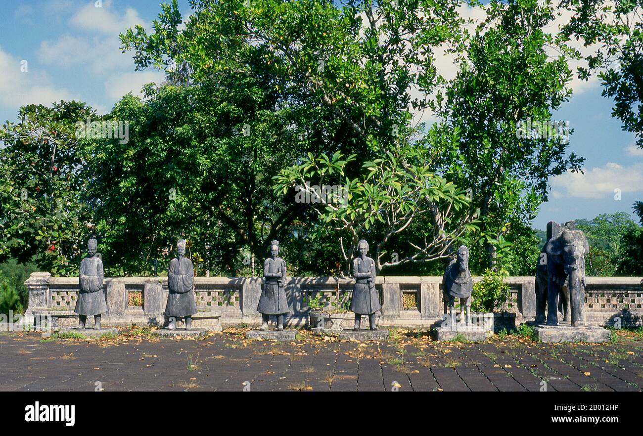 Vietnam: Statues de gardien de pierre à la tombe de l'empereur Dong Khanh, Hue. L'empereur Đồng Khánh (également connu sous le nom de Nguyễn Phúc Ưng Kỷ; 19 février 1864 - 28 janvier 1889) était le 9e empereur de la dynastie Nguyễn du Vietnam. Il régna 3 ans entre 1885 et 1889, et fut considéré comme l'un des empereurs les plus méprisés de son époque. Hue fut la capitale impériale de la dynastie Nguyen entre 1802 et 1945. Les tombes de plusieurs empereurs se trouvent dans et autour de la ville et le long de la rivière des parfums. Hue est un site classé au patrimoine mondial de l'UNESCO. Banque D'Images
