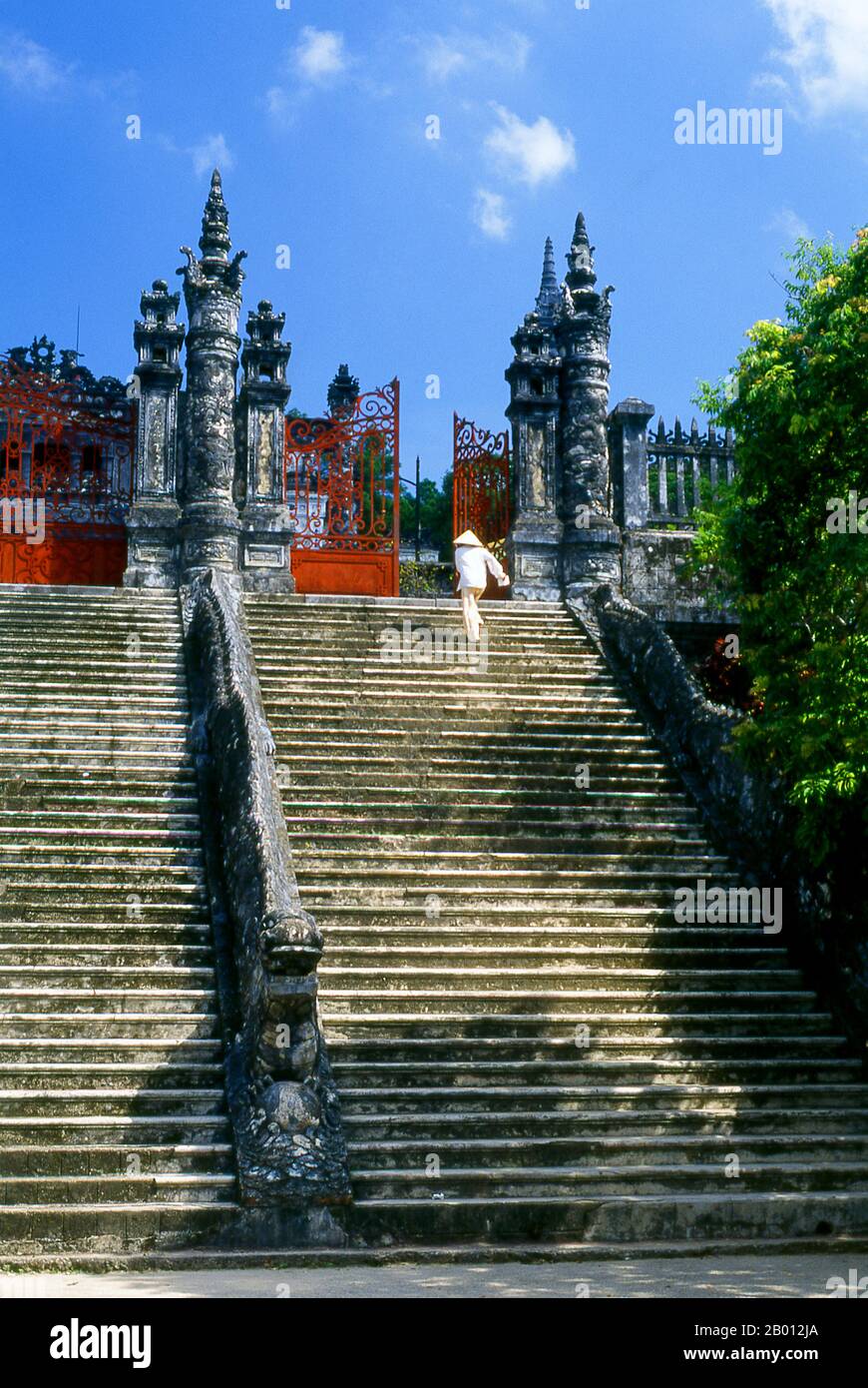 Vietnam: Escalier menant à la tombe de l'empereur Khai Dinh, Hue. L'empereur Khải Định (8 octobre 1885 – 6 novembre 1925) était le 12e empereur de la dynastie Nguyễn au Vietnam. Son nom à la naissance était Prince Nguyễn Phúc Bửu Đảo. Il était le fils de l'empereur Đồng Khánh, mais il ne lui succéda pas immédiatement. Il a régné seulement neuf ans: 1916 - 1925. Hue fut la capitale impériale de la dynastie Nguyen entre 1802 et 1945. Les tombes de plusieurs empereurs se trouvent dans et autour de la ville et le long de la rivière des parfums. Hue est un site classé au patrimoine mondial de l'UNESCO. Banque D'Images