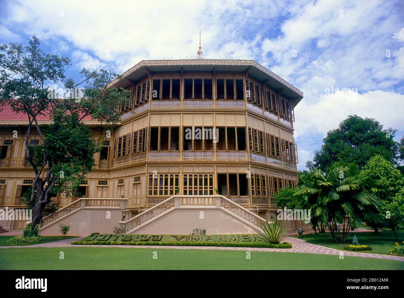 Thaïlande : Hôtel Vimanmek, Parc Dusit, Bangkok. Le manoir de Vimanmek est un ancien palais royal, également connu sous le nom de manoir de Vimanmek ou Palais de Vimanmek. La résidence Vimanmek a été construite en 1900 par le roi Rama V (le roi Chulalongkorn) en faisant démonter et remonter la résidence Munthatu Rattanaroj à Chuthathuj Rachathan à Ko Sichang, Chonburi, dans le jardin Dusit. Il a été achevé le 27 mars 1901 et utilisé comme palais royal par le roi Rama V pendant cinq ans. En 1982, la reine Sirikit demande la permission du roi Rama IX (Bhumibol Adulyadej) de rénover le Palais Vimanmek pour l'utiliser comme musée. Banque D'Images