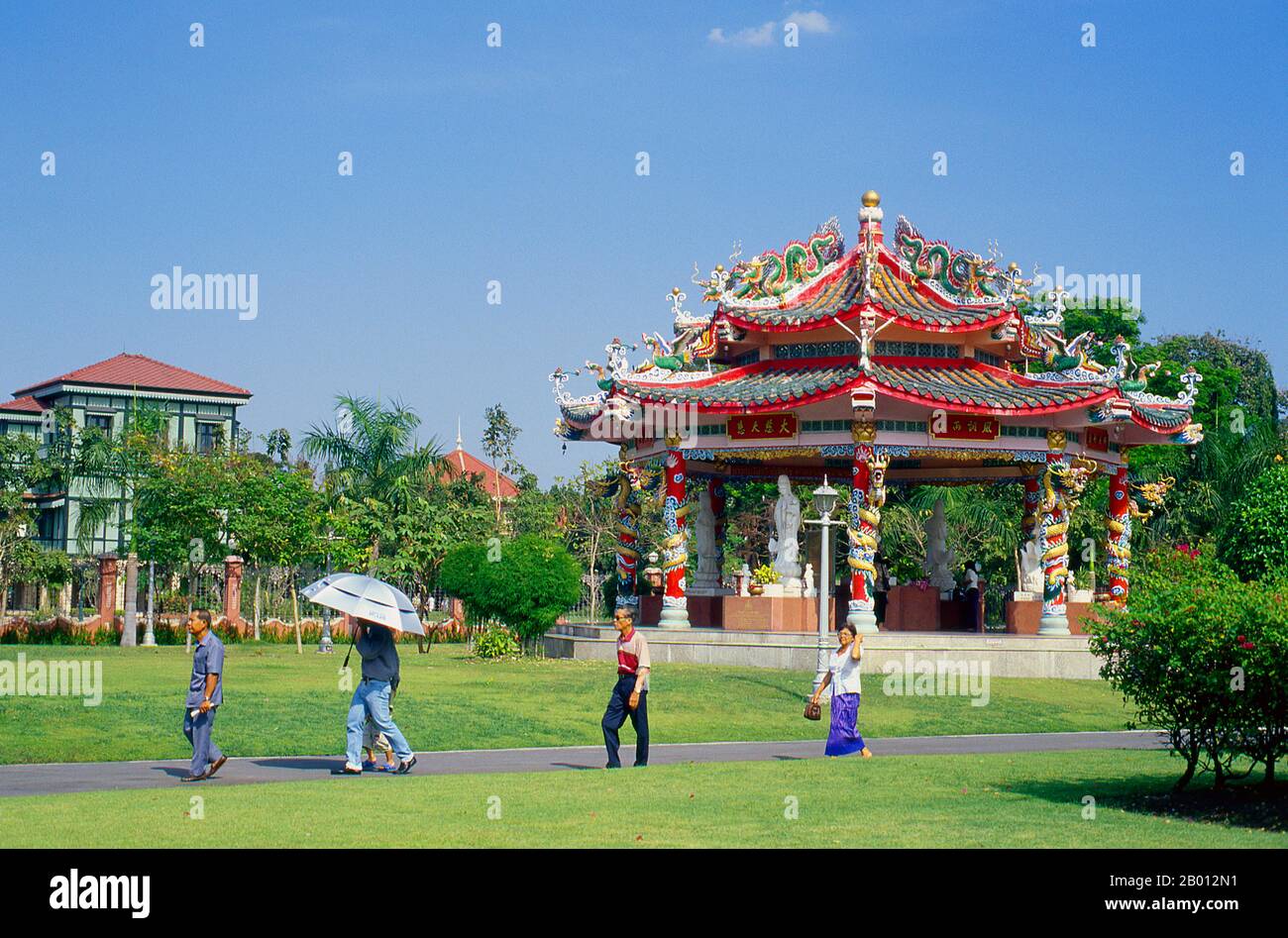 Thaïlande: Pavillon chinois, Hôtel Vimanmek, Parc Dusit, Bangkok. Le manoir de Vimanmek est un ancien palais royal, également connu sous le nom de manoir de Vimanmek ou Palais de Vimanmek. La résidence Vimanmek a été construite en 1900 par le roi Rama V (le roi Chulalongkorn) en faisant démonter et remonter la résidence Munthatu Rattanaroj à Chuthathuj Rachathan à Ko Sichang, Chonburi, dans le jardin Dusit. Il a été achevé en 1901 et utilisé comme palais royal par le roi Rama V pendant cinq ans. En 1982, la reine Sirikit demande la permission du roi Rama IX (Bhumibol Adulyadej) de rénover le Palais Vimanmek en musée. Banque D'Images