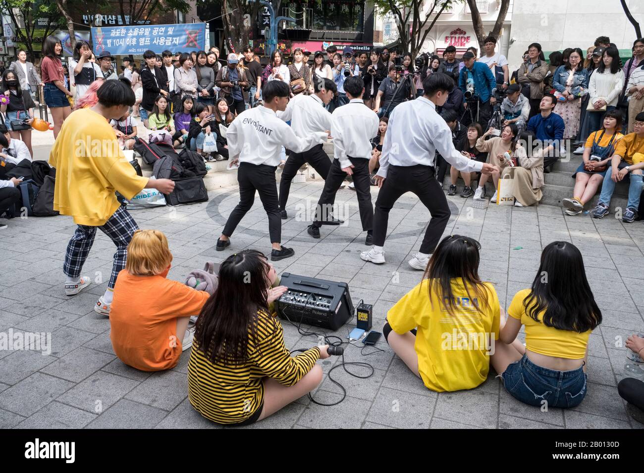 Corée du Sud, Séoul : bande K-pop dans le district de Hongdae Banque D'Images