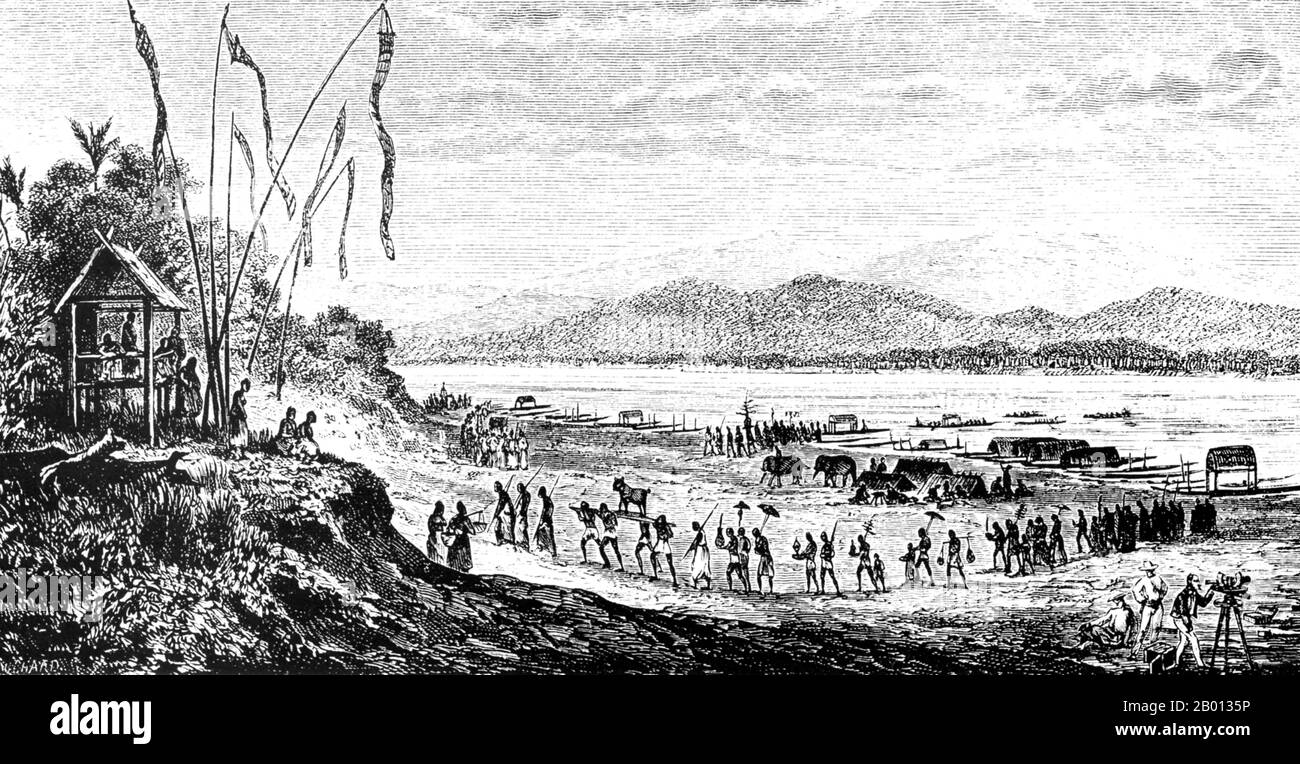 Laos : une expédition française arrive à Ban Bouncang sur le Mékong, dans le sud du Laos. Dans ce croquis, les porteurs déchargent la cargaison et la marchandise tandis que l'un des membres de la commission, M. Garnier (en bas à droite), prépare un télescope pour observer une éclipse lunaire. Gravure de Louis Delaporte (1842-1925), mars 1867. Cette illustration de Louis Delaporte est l'une des douzaines qu'il a produites au cours de son aventure de deux ans (1866-68) avec la Commission d'exploration du Mékong parrainée par le ministère français de la Marine, dont l'intention était de jeter les bases de l'expansion des colonies françaises en Indochine. Banque D'Images
