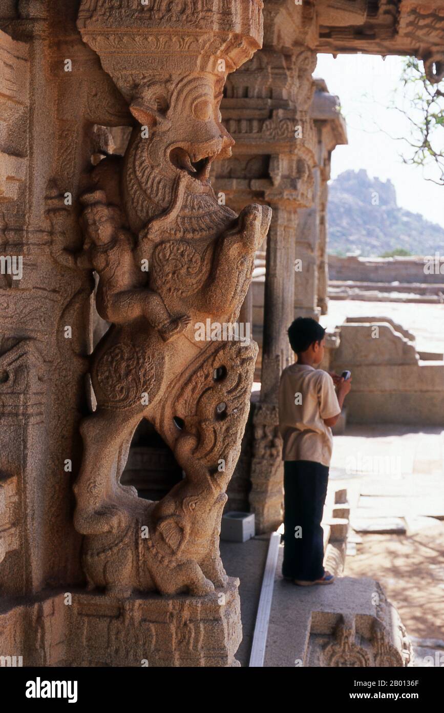 Inde: yalis bondissant (créatures mythiques avec le corps d'un lion) ornent le temple de Vitthala, Hampi, Etat de Karnataka. Le temple de Vittala, construit au début du XVIe siècle, est consacré au dieu hindou Vithoba (également connu sous le nom de Vitthala et Panduranga), une incarnation de Vishnu ou de son avatar Krishna. Hampi est un village dans le nord de l'état de Karnataka. Il est situé dans les ruines de Vijayanagara, l'ancienne capitale de l'empire de Vijayanagara. Avant la ville de Vijayanagara, il continue d'être un important centre religieux, abritant le temple de Virupaksha, ainsi que plusieurs autres monuments. Banque D'Images