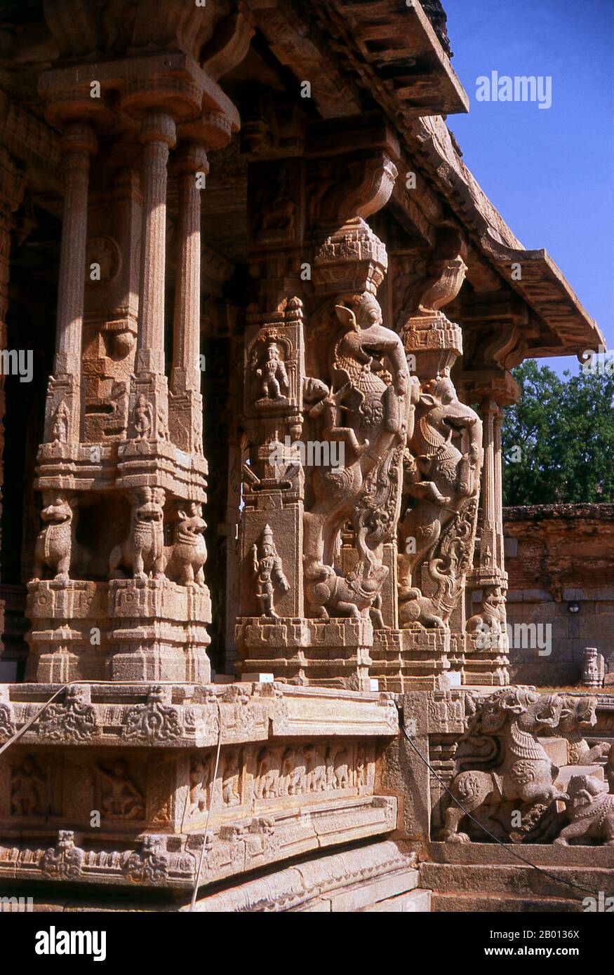 Inde: yalis bondissant (créatures mythiques avec le corps d'un lion et parfois la tête d'un éléphant) ornent le temple de Vitthala, Hampi, Etat de Karnataka. Le temple de Vittala, construit au début du XVIe siècle, est consacré au dieu hindou Vithoba (également connu sous le nom de Vitthala et Panduranga), une incarnation de Vishnu ou de son avatar Krishna. Hampi est un village dans le nord de l'état de Karnataka. Il est situé dans les ruines de Vijayanagara, l'ancienne capitale de l'empire de Vijayanagara. Avant la ville de Vijayanagara, il continue d'être un important centre religieux, abritant le temple de Virupaksha. Banque D'Images