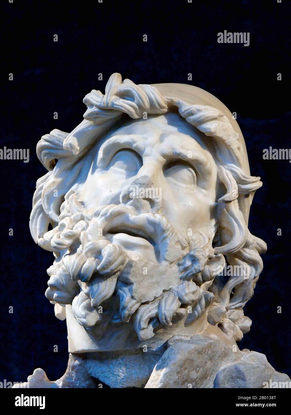 Italie: Chef d'Odysseus d'un groupe de marbre grec représentant Odysseus aveuglant Polyphemus. Trouvé à la villa de Tiberius à Sperlonga, Italie, c. 1er siècle ce. Odysseus (latin : Ulysses) était un roi grec légendaire d'Ithaca et le héros du poème épique d'Homer, l'Odyssée. Odysseus joue également un rôle clé dans l'Iliad d'Homer et dans d'autres œuvres du cycle épique. Il était renommé pour sa brillance intellectuelle, sa guile et sa polyvalence, et était donc connu par l'épithète Odysseus la ruse. Il était plus célèbre pour ses nostalgique, ou « homecoming », qui lui a pris dix ans après la guerre de Troie de dix ans Banque D'Images
