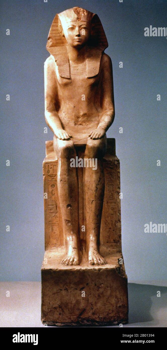 Égypte : Reine Hatshepsut (1508–1458 BCE), Regent et Pharaon (r. 1479-1458 BCE). Statue de calcaire, c. 1485 BCE Hatshepsout, signifiant avant tout de Noble Dames, était le cinquième pharaon de la dix-huitième dynastie de l'Égypte ancienne. Elle est généralement considérée par les égyptologues comme l'un des pharaons les plus réussis, régnant plus longtemps que toute autre femme d'une dynastie égyptienne indigène. Banque D'Images