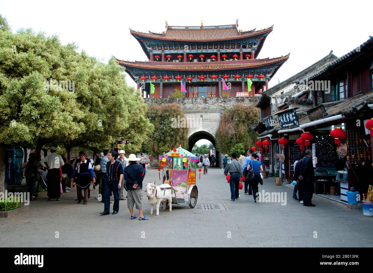 Chine : Tonghaimen (porte sud), Vieille ville, Dali. Dali est l'ancienne capitale du royaume de Bai de Nanzhao, qui a prospéré dans la région au cours des 8e et 9e siècles, et du Royaume de Dali, qui a régné de 937 à 1253. Situé dans une partie autrefois fortement musulmane de la Chine du Sud, Dali a également été le centre de la rébellion de Panthay contre la dynastie Qing impériale régnante de 1856 à 1863. Banque D'Images