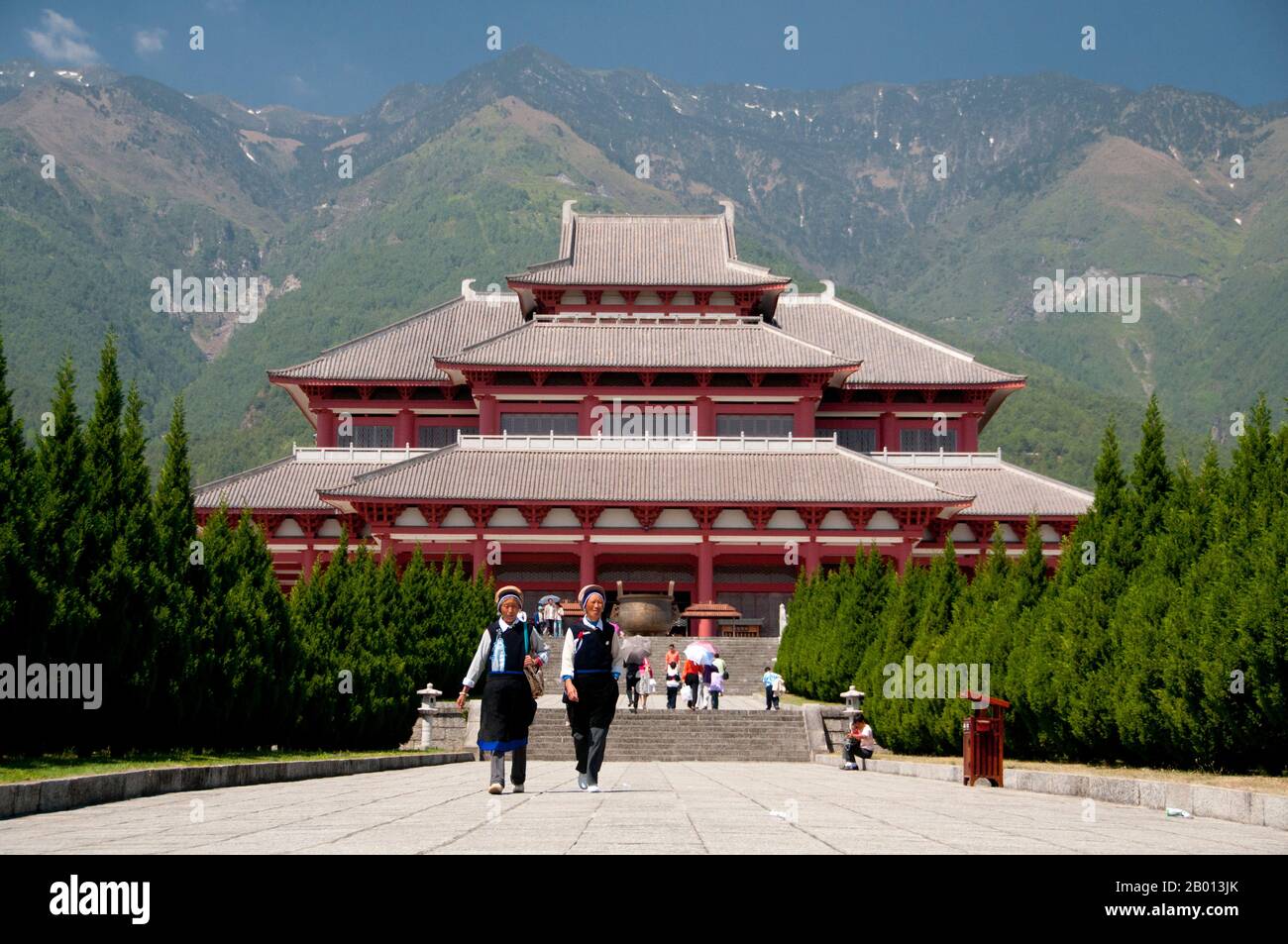 Chine : les femmes du Bai au monastère de Chengsheng derrière San Ta si (trois pagodas), Dali, Yunnan. Le monastère de Sheng est le bâtiment mère des trois pagodes. Il a été construit à l'origine en même temps que la première pagode, mais brûlé pendant la dynastie Qing. Il a été reconstruit en 2005. Les trois pagodes (les symboles de Dali) sont un ensemble de trois pagodes indépendantes juste au nord de la ville de Dali datant de l'époque du royaume de Nanzhao et du Royaume de Dali. Banque D'Images