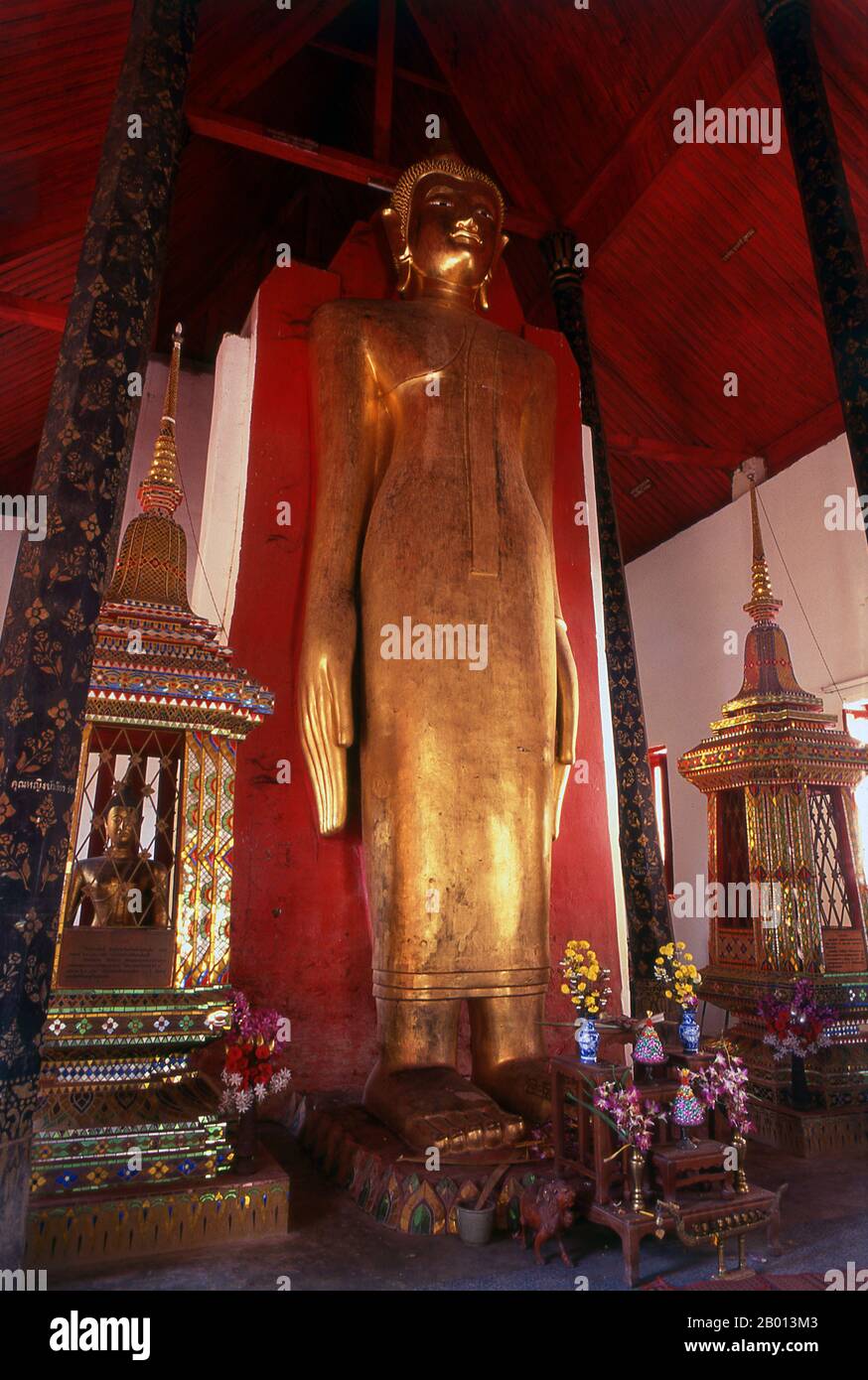 Thaïlande: Bouddha debout, Wat Sri CHUM, Phrae, Thaïlande du Nord. Wat Sri CHUM (si CHUM) date du XVIe siècle. Phrae a été construit à côté de la rivière Yom au XIIe siècle et faisait partie du royaume mon de Haripunchai. En 1443, le roi Tilokaraj du Royaume voisin de Lanna a capturé la ville. Banque D'Images