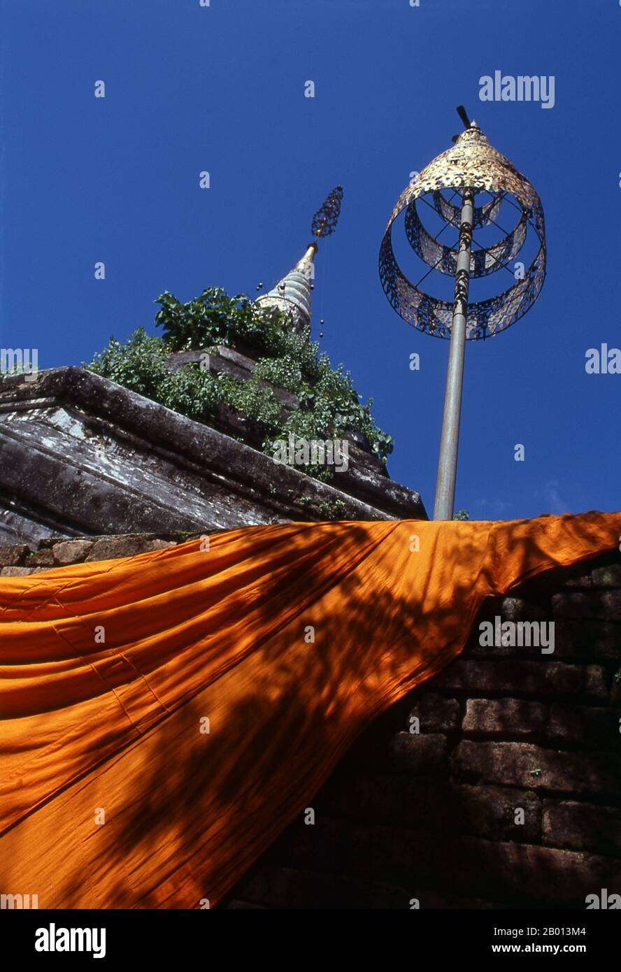 Thaïlande: Vieux chedi au XIVe siècle Wat Luang, Phrae, Thaïlande du Nord. Le Wat Luang date du XIIe au XIIIe siècle et est le plus ancien temple de Phrae. Phrae a été construit à côté de la rivière Yom au XIIe siècle et faisait partie du royaume mon de Haripunchai. En 1443, le roi Tilokaraj du Royaume voisin de Lanna a capturé la ville. Banque D'Images
