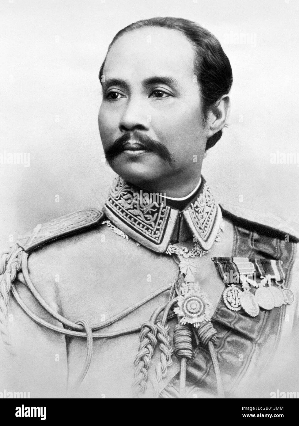 Thaïlande: Roi Rama V, Chulalongkorn (20 septembre 1853 – 23 octobre 1910), 5e monarque de la dynastie Chakri, fin du XIXe - début du XXe siècle. Phra Bat Somdet Phra Poramintharamaha Chulalongkorn Phra Chunla Chom Klao Chao Yu Hua, ou Rama V était le cinquième monarque de Siam sous la Maison de Chakri. Il est considéré comme l'un des plus grands rois de Siam. Son règne fut caractérisé par la modernisation de Siam, l'immense gouvernement et les réformes sociales, et les cessions territoriales à l'Empire britannique et à l'Indochine française, ce qui sauvait Siam d'être colonisé. Banque D'Images