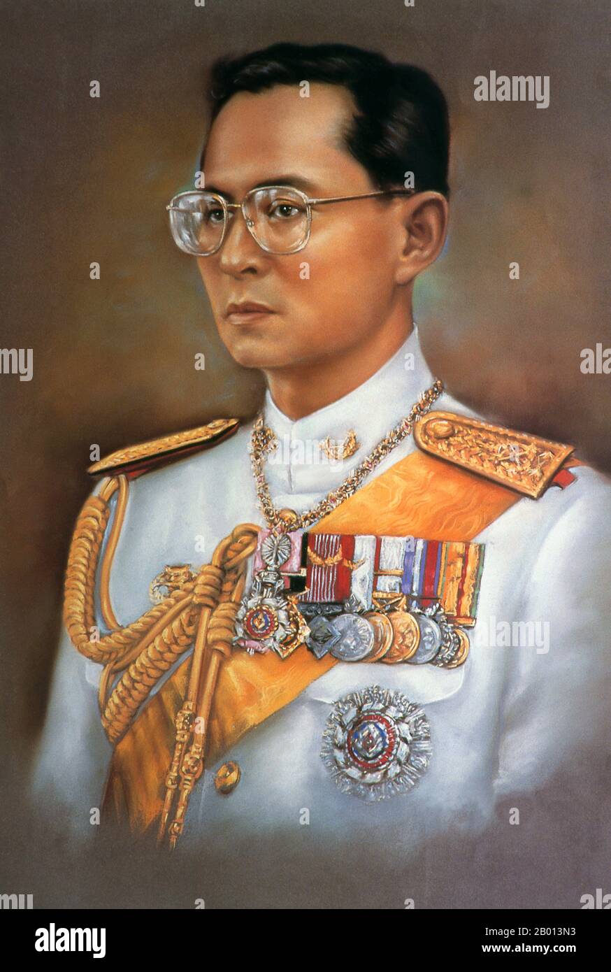 Thaïlande: Roi Rama IX, Bhumibol Adulyadej (5 décembre 1927 – 13 octobre 2016), 9e monarque de la dynastie Chakri. Peinture à l'huile sur toile, 20e siècle. Bhumibol Adulyadej (Phumiphon Adunyadet) était le 9e roi de Thaïlande. Il était connu sous le nom de Rama IX, et au sein de la famille royale thaïlandaise et de proches associés simplement comme Lek. Régnant depuis le 9 juin 1946, il était l'un des chefs d'État les plus longtemps au monde et le monarque le plus ancien de l'histoire thaïlandaise. Banque D'Images
