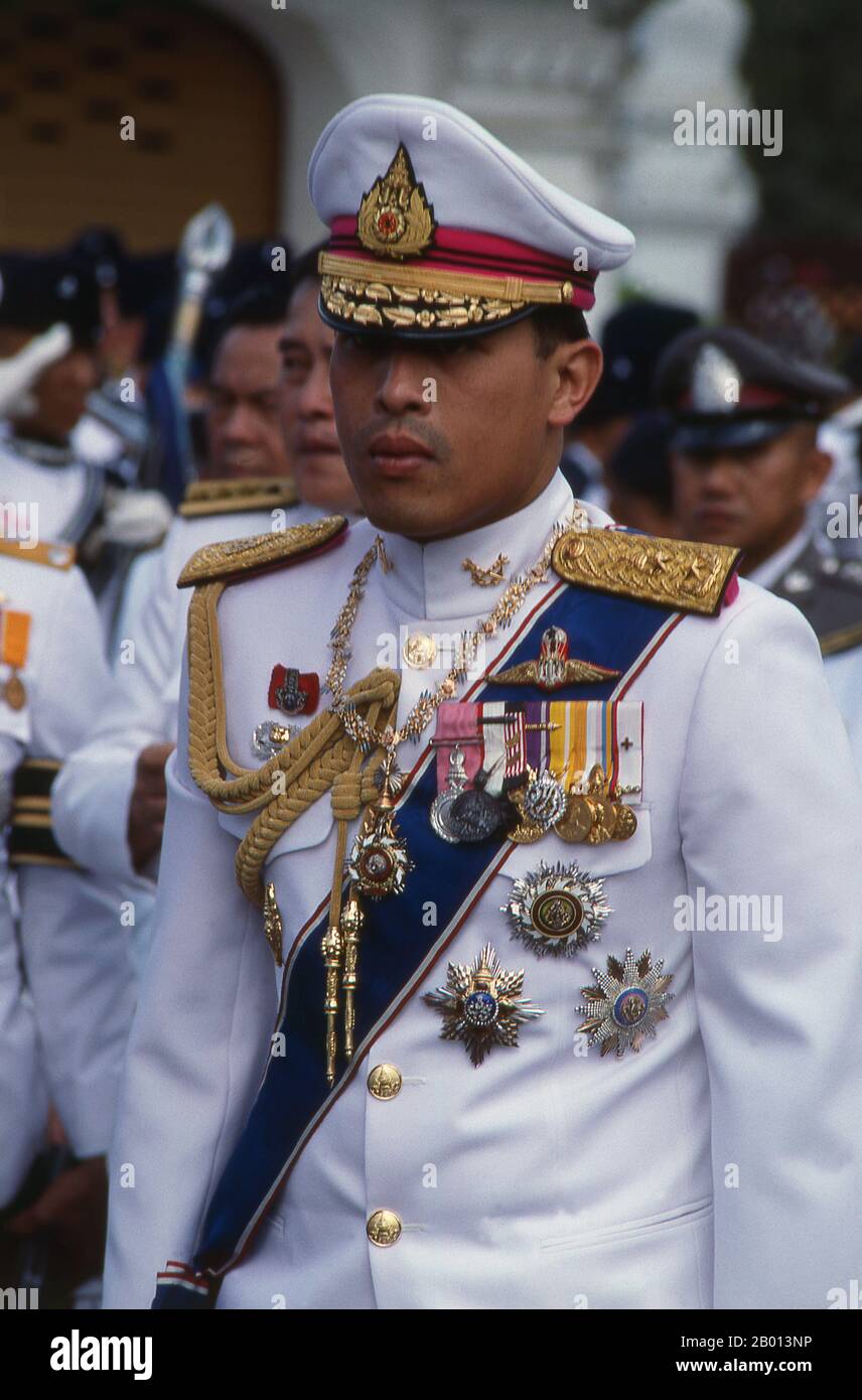 Thaïlande: Roi Rama X, Vajiralongkorn (28 juillet 1952 - ), 10e monarque de la dynastie Chakri, 1987. Phra Bat Somdet Phra Paramendra Ramadhibodi Srisinra Maha Vajiralongkorn Mahisara Bhumibol Rajavarangkura Kitisirisumburna Adulyadej Sayamindrassiphieshra Rajavarodom Borommanat Pobitra Phra Vajira Klao Klao Sira et le Roi de Hua, plus connu comme le 9, le Roi de Birado, et le Roi de la Thaïlande, le Roi de Birado, le Roi de Yu, et le Roi de Biraj, le Roi de la Thaïlande. Il est monté sur le trône après la mort de son père, le 13 octobre 2016, et son couronnement remonte au 4-6 mai 2019, à l'âge de 64 ans. Banque D'Images