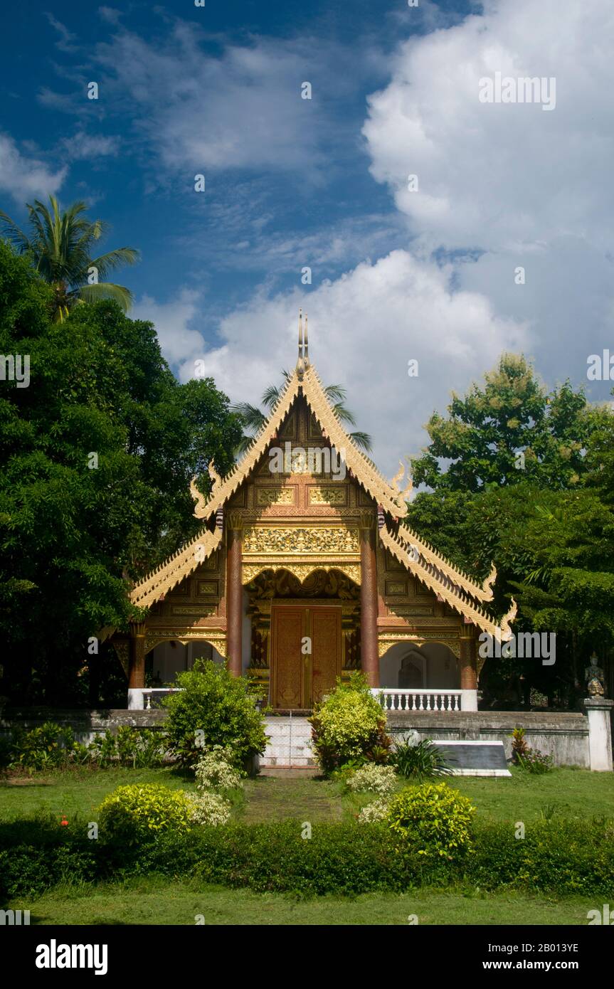 Thaïlande: Ubosot (salle d'ordination), Wat Chiang Man, Chiang Mai. Wat Chiang Man (Chiang Mun) a été construit en 1297 EC et est considéré comme le plus ancien temple de Chiang Mai. Il a été construit sur l'endroit qui avait été utilisé par le roi Mangrai comme camp pendant la construction de sa nouvelle capitale Chiang Mai. Chiang Mai (signifiant « nouvelle ville »), parfois écrit comme « Chiengmai » ou « Chiangmai », est la ville la plus importante et la plus importante sur le plan culturel du nord de la Thaïlande. Le roi Mengrai fonda la ville de Chiang Mai en 1296, et il succéda à Chiang Rai comme capitale du royaume de Lanna. Banque D'Images