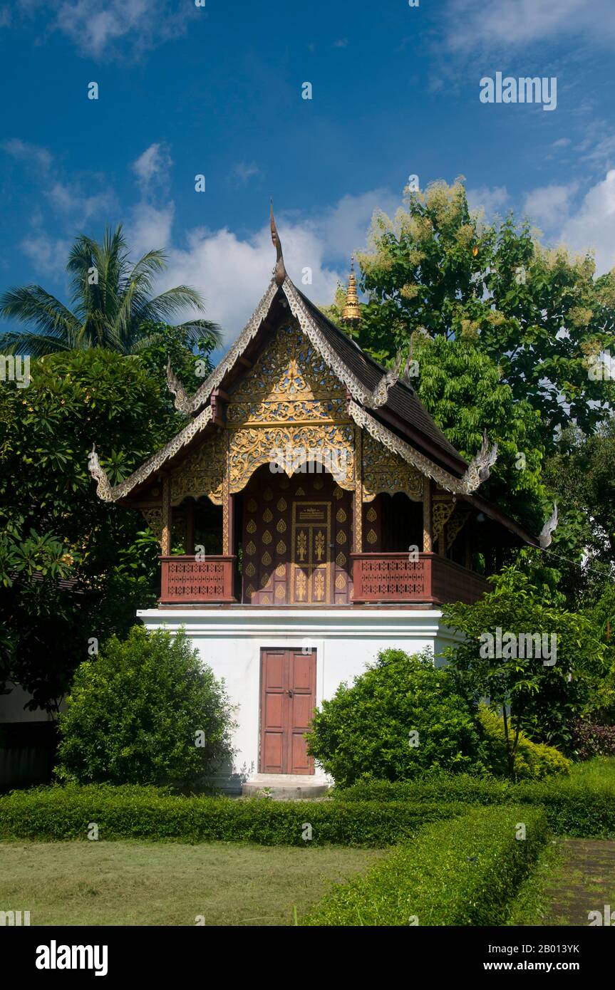 Thaïlande: Ho trai (bibliothèque), Wat Chiang Man, Chiang Mai. Wat Chiang Man (Chiang Mun) a été construit en 1297 EC et est considéré comme le plus ancien temple de Chiang Mai. Il a été construit sur l'endroit qui avait été utilisé par le roi Mangrai comme camp pendant la construction de sa nouvelle capitale Chiang Mai. Chiang Mai (signifiant « nouvelle ville »), parfois écrit comme « Chiengmai » ou « Chiangmai », est la ville la plus importante et la plus importante sur le plan culturel du nord de la Thaïlande. Le roi Mengrai fonda la ville de Chiang Mai en 1296, et il succéda à Chiang Rai comme capitale du royaume de Lanna. Banque D'Images