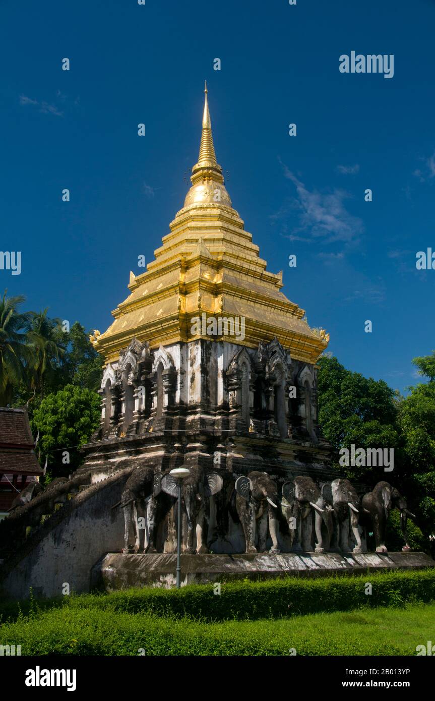 Thaïlande: Chedi Chang LOM doré entouré d'éléphants de style Sukhothai, Wat Chiang Man, Chiang Mai. Wat Chiang Man (Chiang Mun) a été construit en 1297 EC et est considéré comme le plus ancien temple de Chiang Mai. Il a été construit sur l'endroit qui avait été utilisé par le roi Mangrai comme camp pendant la construction de sa nouvelle capitale Chiang Mai. Chiang Mai (signifiant « nouvelle ville »), parfois écrit comme « Chiengmai » ou « Chiangmai », est la ville la plus importante et la plus importante sur le plan culturel du nord de la Thaïlande. Le roi Mengrai fonda la ville de Chiang Mai en 1296, et il succéda à Chiang Rai comme capitale du royaume de Lanna. Banque D'Images