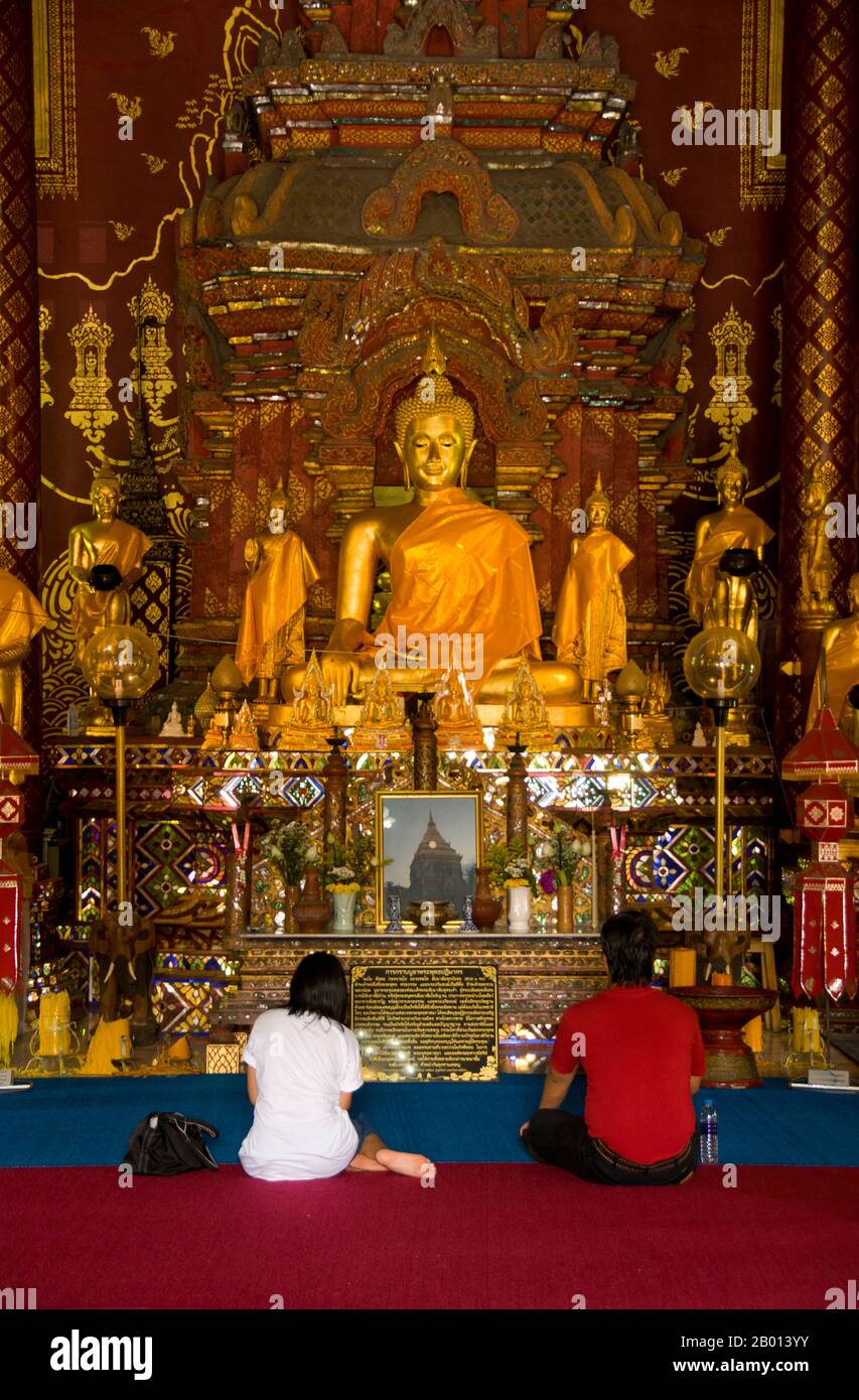 Thaïlande: Image de Bouddha dans le viharn principal, Wat Chiang Man, Chiang Mai. Wat Chiang Man (Chiang Mun) a été construit en 1297 EC et est considéré comme le plus ancien temple de Chiang Mai. Il a été construit sur l'endroit qui avait été utilisé par le roi Mangrai comme camp pendant la construction de sa nouvelle capitale Chiang Mai. Chiang Mai (signifiant « nouvelle ville »), parfois écrit comme « Chiengmai » ou « Chiangmai », est la ville la plus importante et la plus importante sur le plan culturel du nord de la Thaïlande. Le roi Mengrai fonda la ville de Chiang Mai en 1296, et il succéda à Chiang Rai comme capitale du royaume de Lanna. Banque D'Images