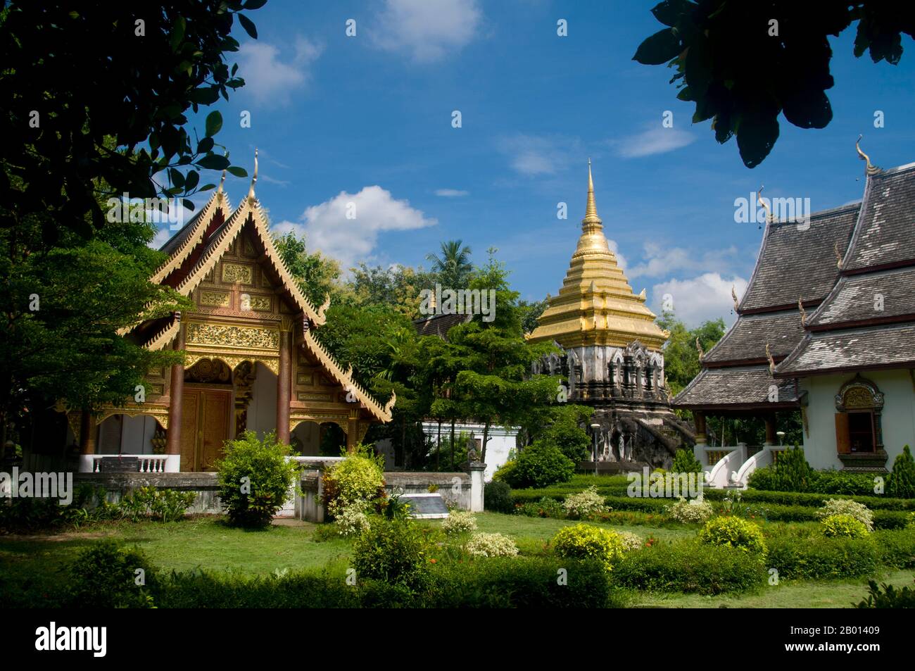 Thaïlande: Ubosot (salle d'ordination), ho trai (bibliothèque), chedi et viharn, Wat Chiang Man, Chiang Mai. Wat Chiang Man (Chiang Mun) a été construit en 1297 EC et est considéré comme le plus ancien temple de Chiang Mai. Il a été construit sur l'endroit qui avait été utilisé par le roi Mangrai comme camp pendant la construction de sa nouvelle capitale Chiang Mai. Chiang Mai (signifiant « nouvelle ville »), parfois écrit comme « Chiengmai » ou « Chiangmai », est la ville la plus importante et la plus importante sur le plan culturel du nord de la Thaïlande. Le roi Mengrai fonda la ville de Chiang Mai en 1296, et il succéda à Chiang Rai comme capitale du royaume de Lanna. Banque D'Images