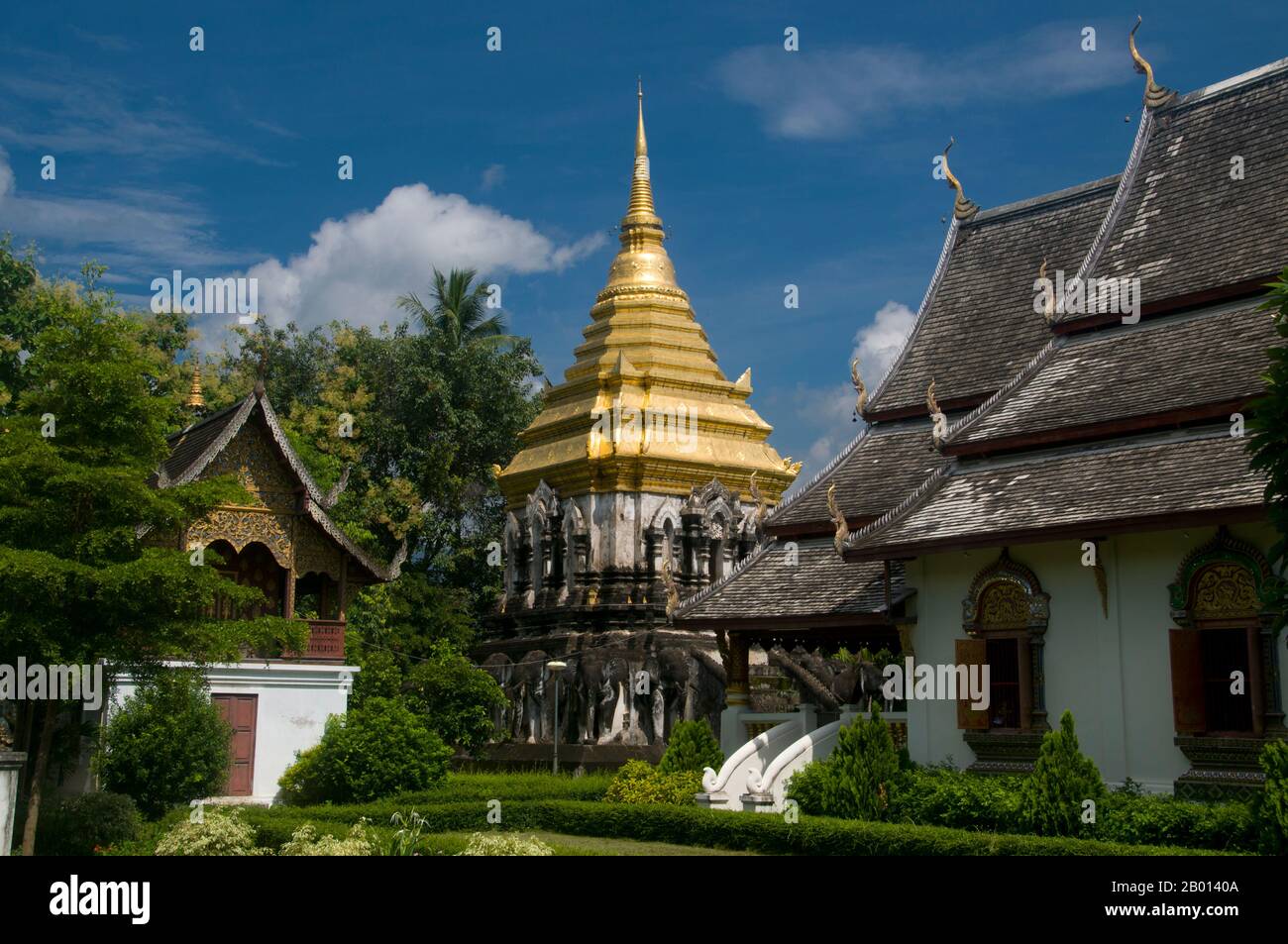 Thaïlande: Ubosot (salle d'ordination), ho trai (bibliothèque), chdi et viharn, Wat Chiang Man, Chiang Mai. Wat Chiang Man (Chiang Mun) a été construit en 1297 EC et est considéré comme le plus ancien temple de Chiang Mai. Il a été construit sur l'endroit qui avait été utilisé par le roi Mangrai comme camp pendant la construction de sa nouvelle capitale Chiang Mai. Chiang Mai (signifiant « nouvelle ville »), parfois écrit comme « Chiengmai » ou « Chiangmai », est la ville la plus importante et la plus importante sur le plan culturel du nord de la Thaïlande. Le roi Mengrai fonda la ville de Chiang Mai en 1296, et il succéda à Chiang Rai comme capitale du royaume de Lanna Banque D'Images