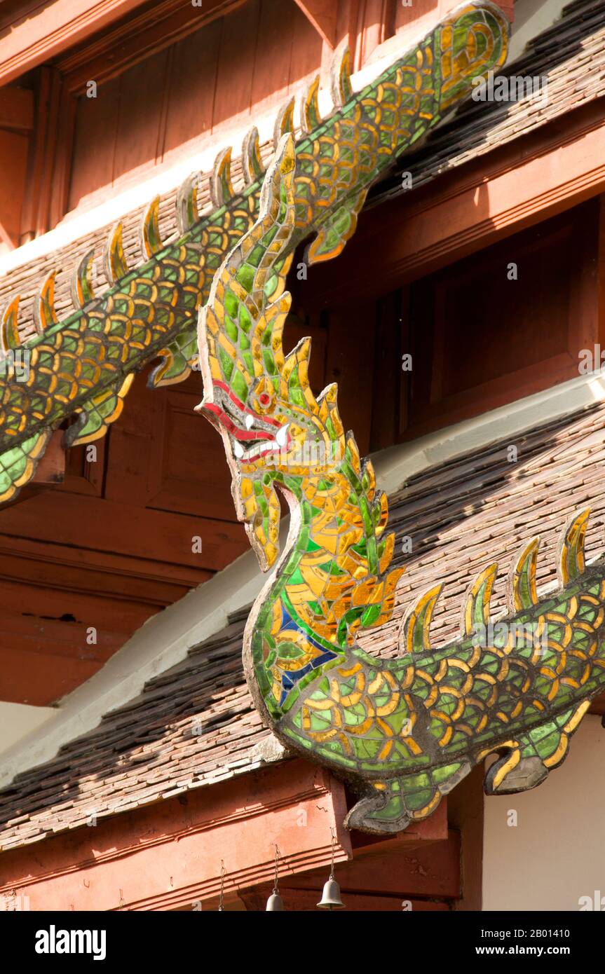 Thaïlande: Cho fa (crochet de ciel), tel un naga (serpent mythique) à la fin d'un bargeboard décoré, viharn, Wat Phrathat Doi Kham, Chiang Mai. Wat Phrathat Doi Kham ou «Temple du Mont d'Or», est situé à Tambon Mae HIA, à environ 10 km au sud de la vieille ville de Chiang Mai, dans la lee de Doi Suthep. Les archives du Temple affirment que le temple remonte à plus de 1,300 ans ‘jusqu’à 687 ce’, pendant la période pré-LAN Na où la région était habitée par l’animatrice indigène Lawa. Banque D'Images