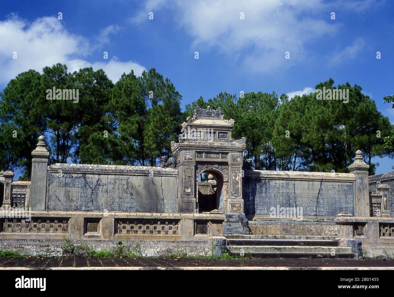 Vietnam: Tombe de l'empereur Dong Khanh, Hue. L'empereur Đồng Khánh (également connu sous le nom de Nguyễn Phúc Ưng Kỷ; 19 février 1864 - 28 janvier 1889) était le 9e empereur de la dynastie Nguyễn du Vietnam. Il régna pendant 3 ans entre 1885 et 1889, et fut considéré comme l'un des empereurs les plus méprisés de son époque. Hue fut la capitale impériale de la dynastie Nguyen entre 1802 et 1945. Les tombes de plusieurs empereurs se trouvent dans et autour de la ville et le long de la rivière des parfums. Hue est un site classé au patrimoine mondial de l'UNESCO. Banque D'Images