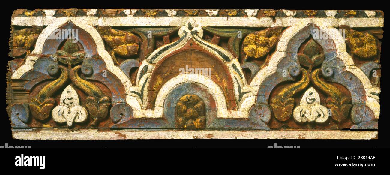 Maroc : détail d'une frise architecturale sculptée et peinte, XIVe siècle. Le motif du panneau atteint un équilibre fin entre servir de bordure géométrique et comprenant un ornement végétal avec des éléments reconnaissables tels que des pommes de pin et des feuilles. Le panneau en bois peut-être embelli un linteau dans une maison privée bien-à-faire. Banque D'Images