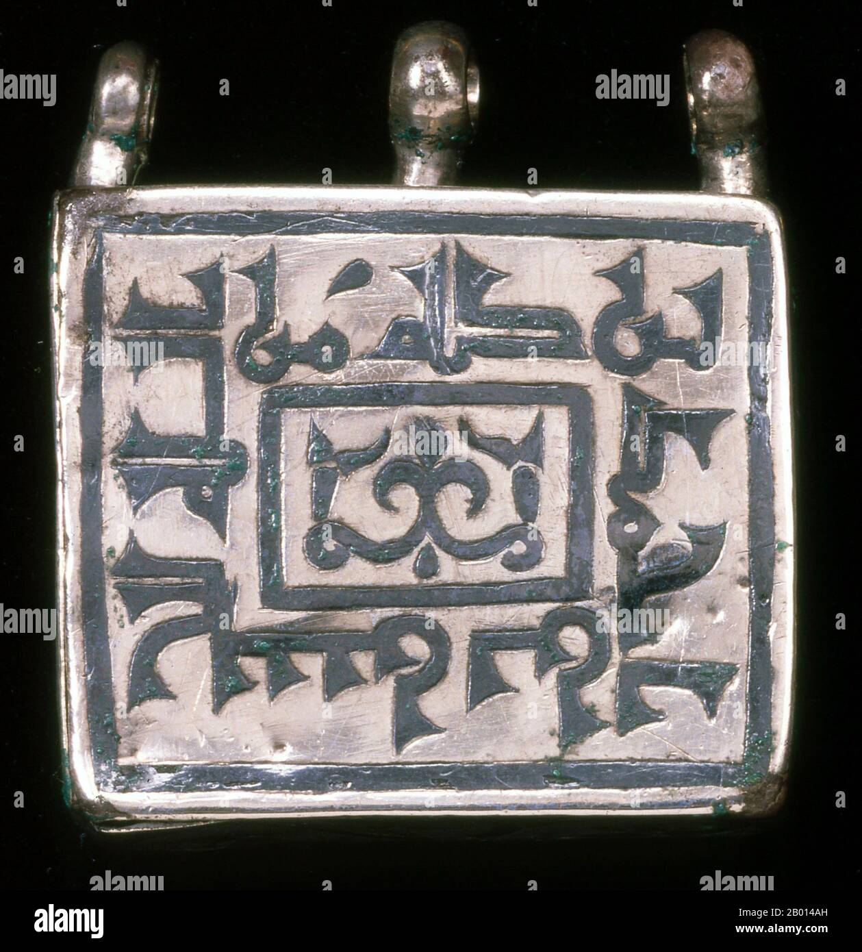 Iran: Un a ta'wiz ou amulet cas en argent et nielloware, utilisé pour porter un court verset du Coran pour la protection et Bonne chance. L'inscription arabe sur le visage est la shahada ou la profession musulmane de foi dans le script Kufic, 10ème-11ème siècle. Ta'wiz ou Tawiz sont des médaillons contenant habituellement des versets du Coran ou d'autres prières et symboles islamiques. En règle générale, il est porté avec la croyance qu'il repoussera tout mal destiné à l'utilisateur et lui apportera également la chance. En tant que tel, il est destiné à être un amulet. Le mot Ta'wiz est également utilisé pour désigner d'autres amulettes utilisées dans l'islam. Banque D'Images