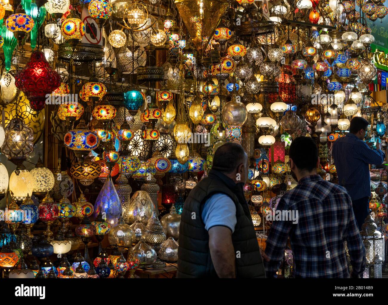 Istanbul, Turquie - 29 avril 2019: Magasin de lampes dans le grand bazar à Instantbul avec des lampes colorées emballées dans la boutique et deux hommes. Banque D'Images