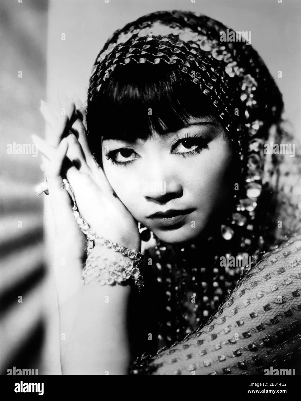 USA: Anna May Wong (3 janvier 1905 – 3 février 1961), star de cinéma sino-américaine. Anna May Wong était une actrice américaine, la première star de cinéma américaine chinoise et la première américaine asiatique à devenir une star internationale. Sa longue et variée carrière s'est étendue à la fois au cinéma silencieux et au son, à la télévision, à la scène et à la radio. Né près du quartier chinois de Los Angeles, de parents sino-américains de deuxième génération, Wong s'est fait infecter par les films et a commencé à jouer dans les films à un âge précoce. Banque D'Images