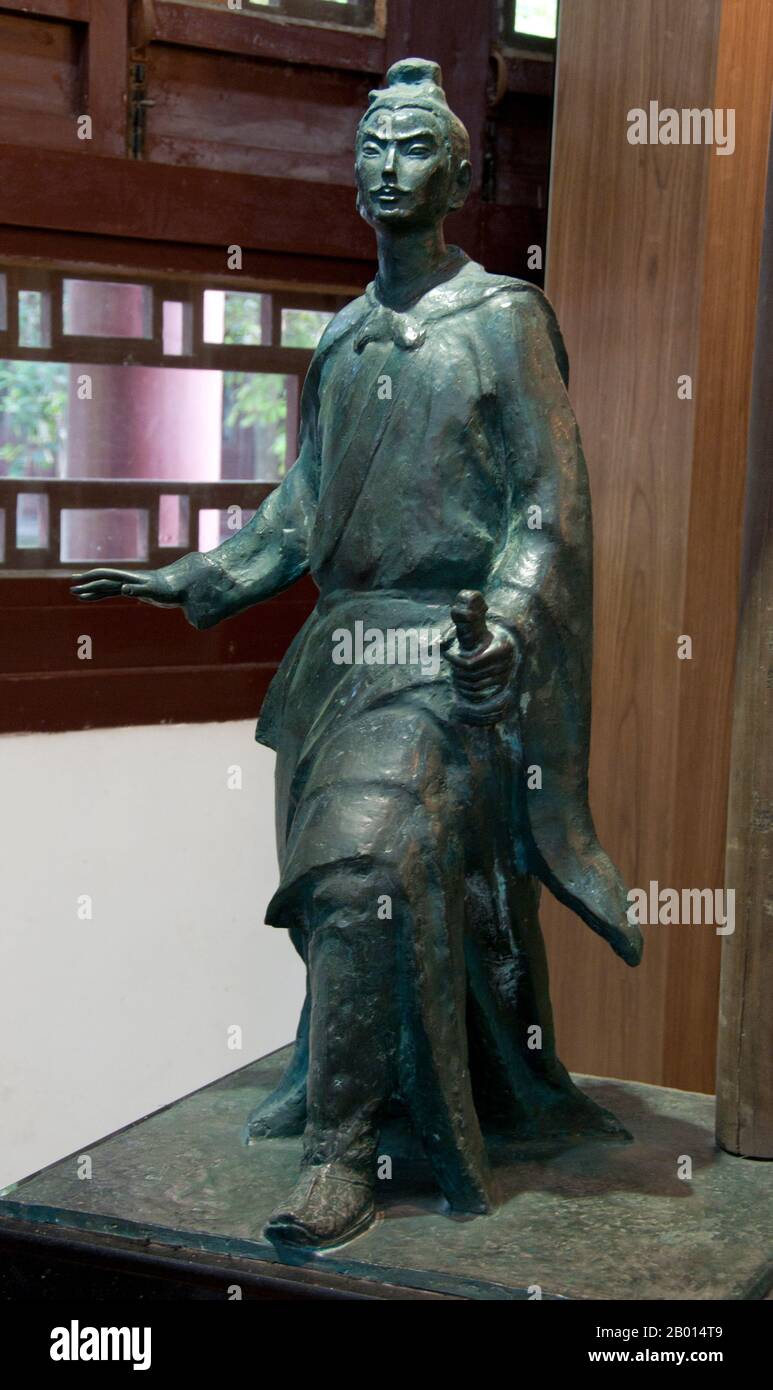 Chine : bronze de Xin Qiyi (28 mai 1140–1207), du Fu Caotang (Maison au chaume du Fu), Chengdu, province du Sichuan. Xīn Qìjí était un poète chinois, un chef militaire et un homme d'État pendant la dynastie des Song du Sud. Environ six cent vingt poèmes de Xin survivent aujourd'hui, tous ont été écrits après qu'il s'est déplacé vers le sud. Du Fu (Dù Fǔ; Wade–Giles: Tu Fu, 712–770) était un poète chinois éminent de la dynastie Tang. Avec Li Bai (Li Bo), il est souvent appelé le plus grand des poètes chinois. En 759, du Fu déménage à Chengdu, construit une hutte de chaume près de la crique de rinçage des fleurs. Banque D'Images