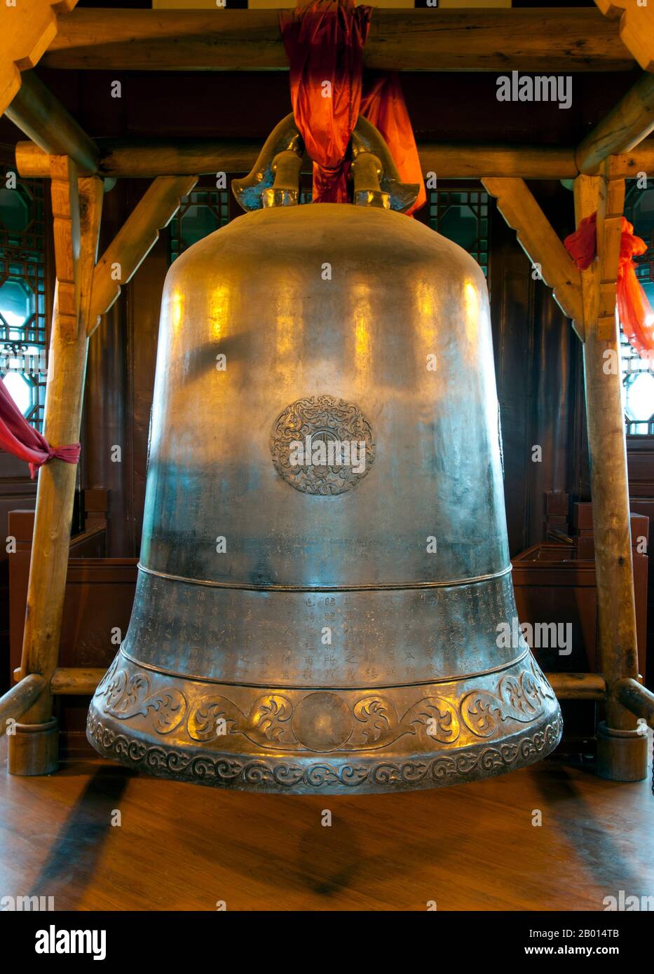 Chine : Bell dans la Pagode de dix mille Bouddha, du Fu Caotang (Maison de chaume du Fu), Chengdu, province du Sichuan. Du Fu (Dù Fǔ; Wade–Giles: Tu Fu, 712–770) était un poète chinois éminent de la dynastie Tang. Avec Li Bai (Li Bo), il est souvent appelé le plus grand des poètes chinois. En 759, du Fu déménage à Chengdu, construit une hutte de chaume près de la crique de rinçage des fleurs et y vit pendant quatre ans. La période de la « hutte de chaume » a été le point culminant de la créativité du Fu. Il a écrit deux cent quarante poèmes, parmi lesquels: 'My thatched Hut a été déchirée par le vent d'automne' et 'le premier ministre de Shu' Banque D'Images