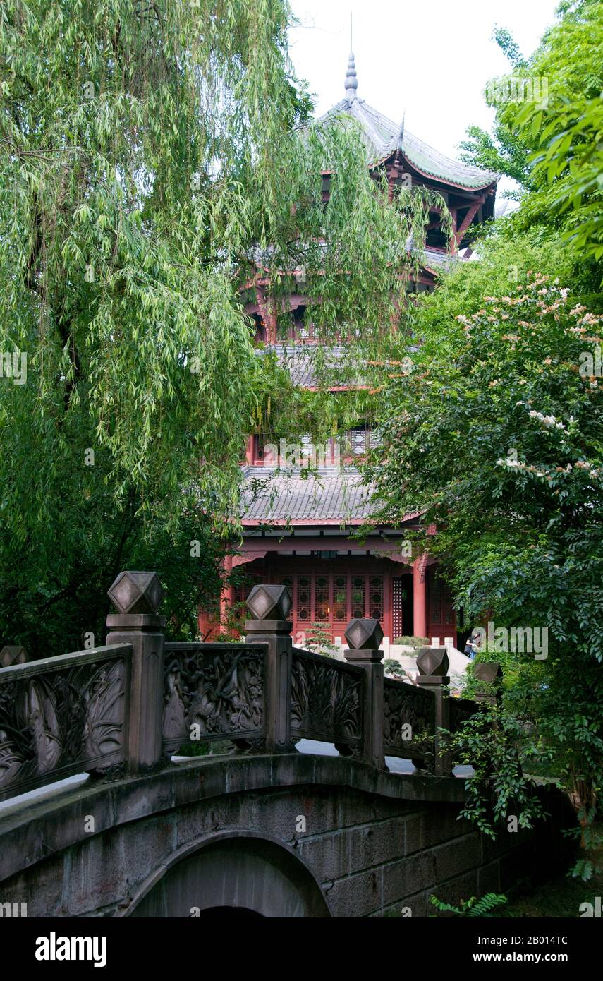 Chine : dix mille pagode de Bouddha, du Fu Caotang (Maison au toit de chaume du Fu), Chengdu, province du Sichuan. Du Fu (Dù Fǔ; Wade–Giles: Tu Fu, 712–770) était un poète chinois éminent de la dynastie Tang. Avec Li Bai (Li Bo), il est souvent appelé le plus grand des poètes chinois. En 759, du Fu déménage à Chengdu, construit une hutte de chaume près de la crique de rinçage des fleurs et y vit pendant quatre ans. La période de la « hutte de chaume » a été le point culminant de la créativité du Fu. Il a écrit deux cent quarante poèmes, parmi eux: 'My thatched Hut a été déchirée par Autumn Wind' et 'le Premier ministre de Shu'. Banque D'Images