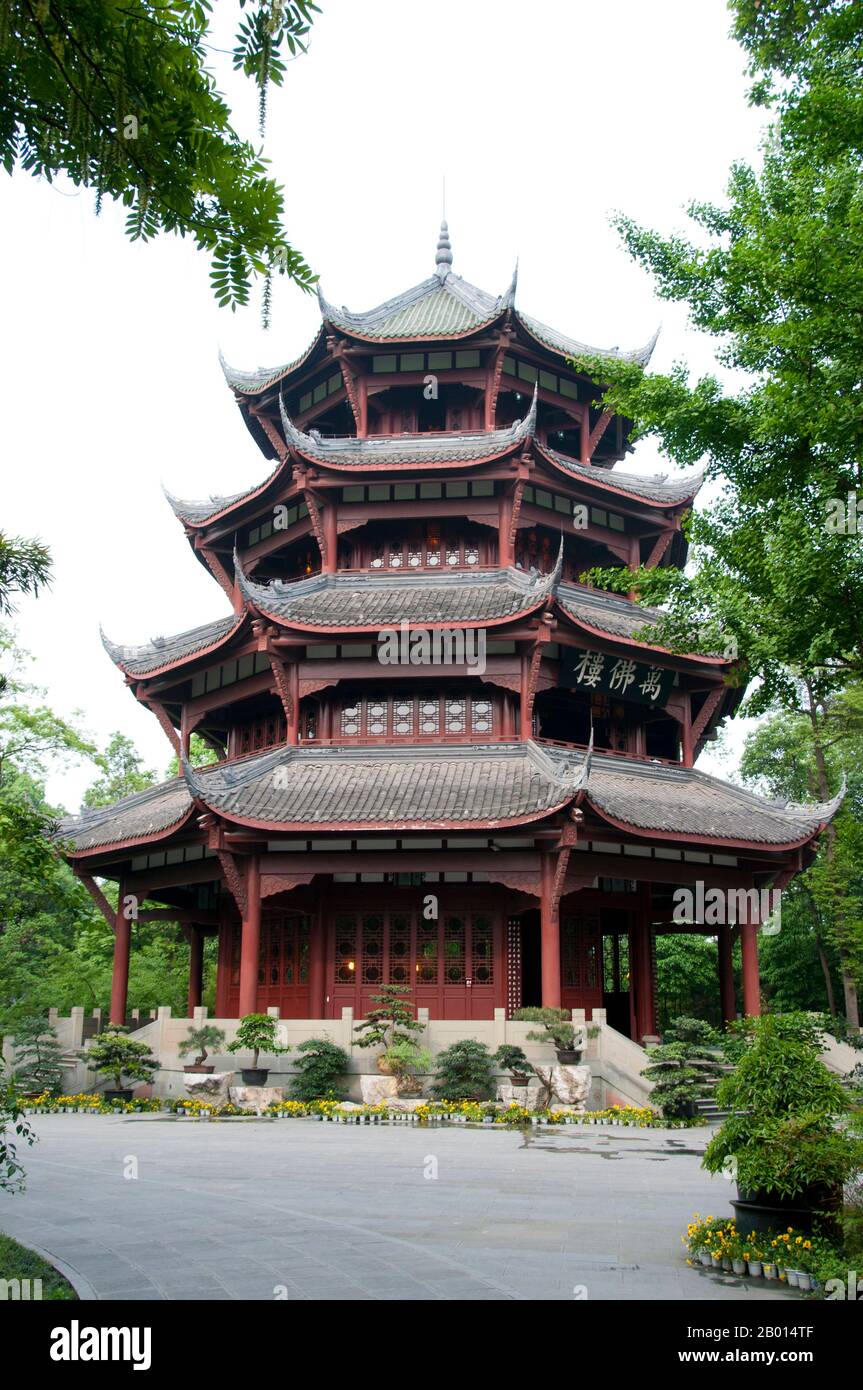Chine : dix mille pagode de Bouddha, du Fu Caotang (Maison au toit de chaume du Fu), Chengdu, province du Sichuan. Du Fu (Dù Fǔ; Wade–Giles: Tu Fu, 712–770) était un poète chinois éminent de la dynastie Tang. Avec Li Bai (Li Bo), il est souvent appelé le plus grand des poètes chinois. En 759, du Fu déménage à Chengdu, construit une hutte de chaume près de la crique de rinçage des fleurs et y vit pendant quatre ans. La période de la « hutte de chaume » a été le point culminant de la créativité du Fu. Il a écrit deux cent quarante poèmes, parmi eux: 'My thatched Hut a été déchirée par Autumn Wind' et 'le Premier ministre de Shu'. Banque D'Images