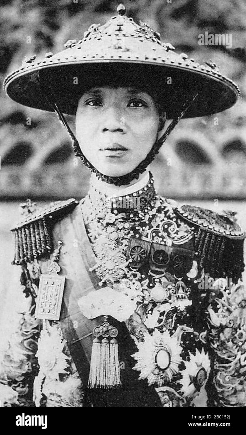 Vietnam : empereur Khai Dinh (8 octobre 1885 - 6 novembre 1925), 12e empereur de la dynastie Nguyen, en 1916. L'empereur Khải Định était le 12e empereur de la dynastie Nguyễn au Vietnam. Son nom à la naissance était Prince Nguyễn Phúc Bửu Đảo. Il était le fils de l'empereur Đồng Khánh, mais il ne lui succéda pas immédiatement. Il a régné seulement neuf ans: 1916-1925. Banque D'Images
