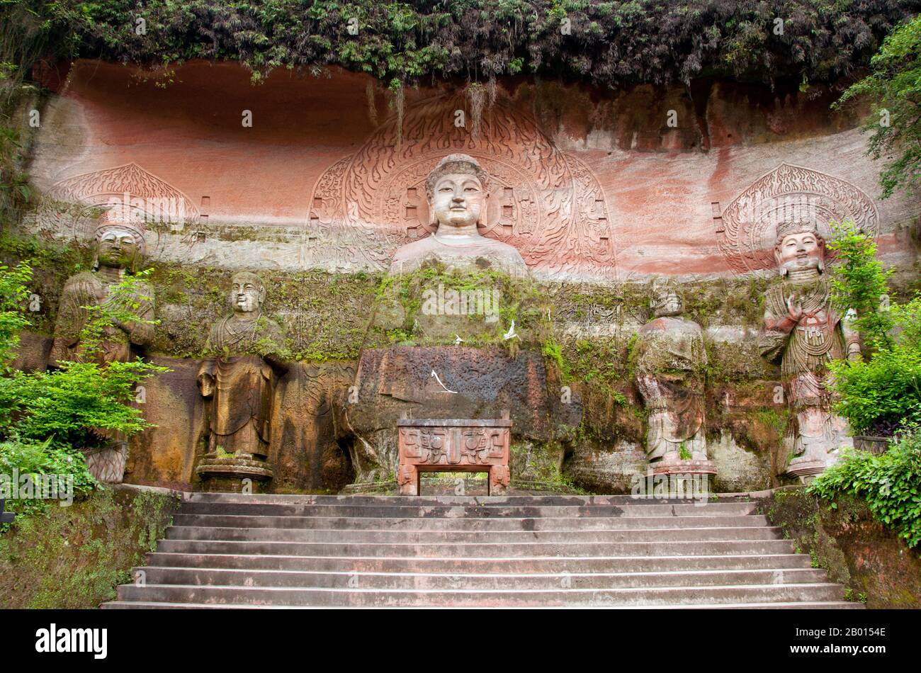 Chine : copies des Bouddhas géants de Longmen, Parc du Bouddha oriental, Lingyun Shan (colline du nuage), Leshan, province du Sichuan. Les véritables grottes de Longmen sont situées à 12 km au sud de Luòyáng, dans la province de Hénán, en Chine. Les grottes, qui représentent en grande majorité des sujets bouddhistes, sont densément parsemées le long des deux montagnes: Xiangshan (à l'est) et Longmenshan (à l'ouest). Banque D'Images