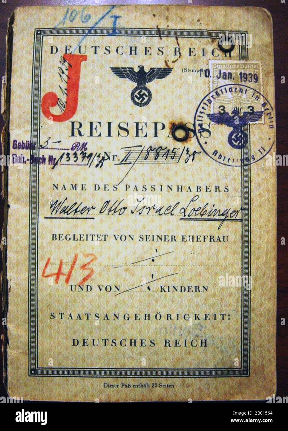 Allemagne/Chine/Israël: Un troisième Reich Reisepass à Shanghai (1939). Troisième passe de voyage allemand Reich (nazi) émis le 10 janvier 1939 à Walter Otto Israel Loebinger, un juif allemand. Le docuemnt montre que Loebinger a voyagé à Shanghai par mer en passant par Ceylan (Sri Lanka) et Hong Kong. L'histoire a une fin heureuse avec - étonnamment - un timbre d'entrée israélien, en hébreu, sur un document de voyage nazi, daté du 12 novembre 1950, deux ans après la création de l'état d'Israël. Banque D'Images