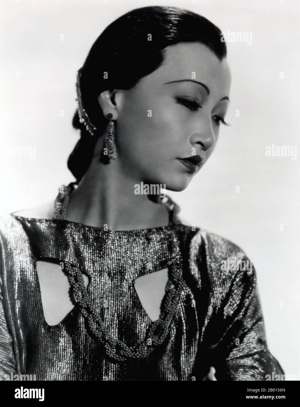 États-Unis : Anna May Wong, star de cinéma sino-américaine (3 janvier 1905 – 3 février 1961), ch. 1929. Anna May Wong était une actrice américaine, la première star de cinéma américaine chinoise, et la première américaine asiatique à devenir une star internationale. Sa longue et variée carrière s'est étendue à la fois au cinéma silencieux et au son, à la télévision, à la scène et à la radio. Né près du quartier chinois de Los Angeles, de parents sino-américains de deuxième génération, Wong s'est fait infecter par les films et a commencé à jouer dans les films à un âge précoce. Banque D'Images