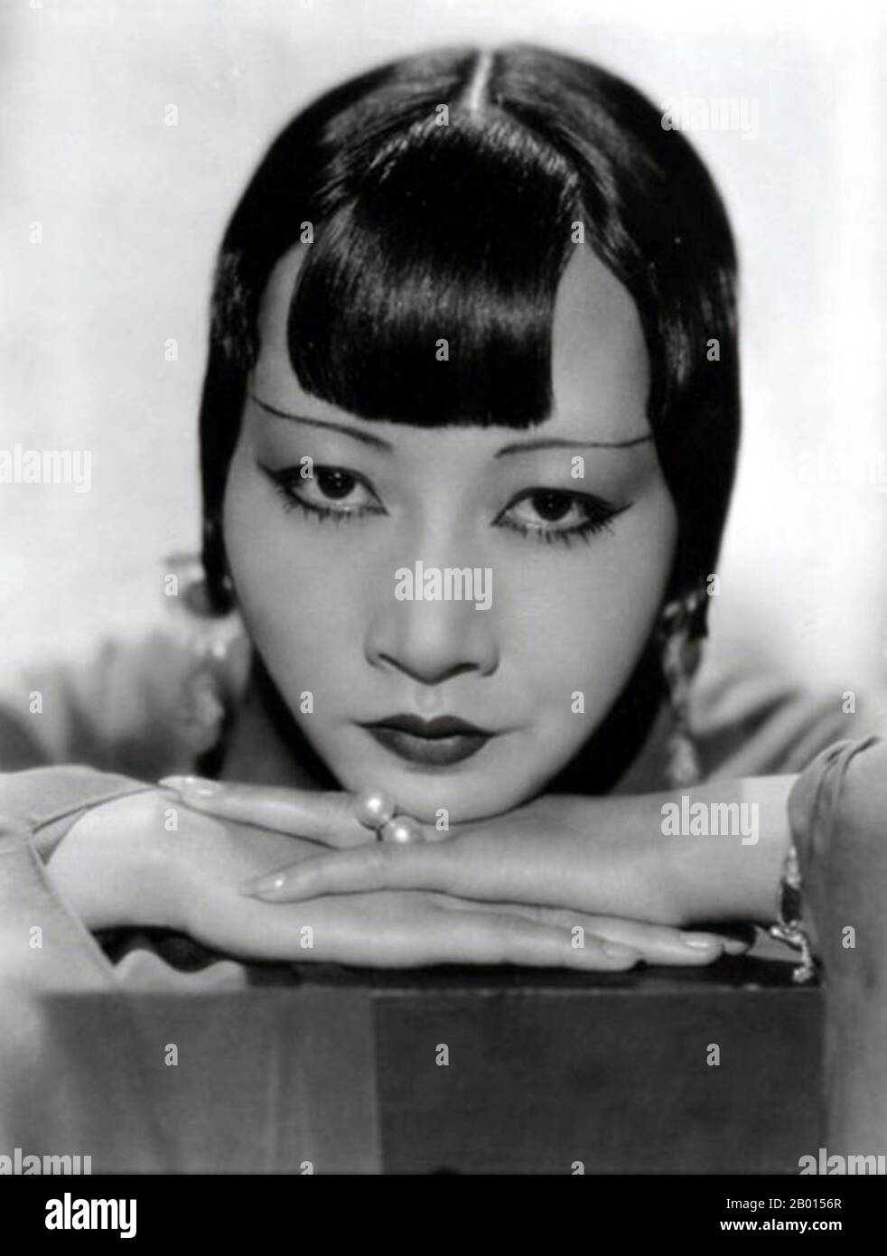 USA: Anna May Wong, star de cinéma sino-américaine (3 janvier 1905 – 3 février 1961),1934. Anna May Wong était une actrice américaine, la première star de cinéma américaine chinoise et la première américaine asiatique à devenir une star internationale. Sa longue et variée carrière s'est étendue à la fois au cinéma silencieux et au son, à la télévision, à la scène et à la radio. Né près du quartier chinois de Los Angeles, de parents sino-américains de deuxième génération, Wong s'est fait infecter par les films et a commencé à jouer dans les films à un âge précoce. Banque D'Images
