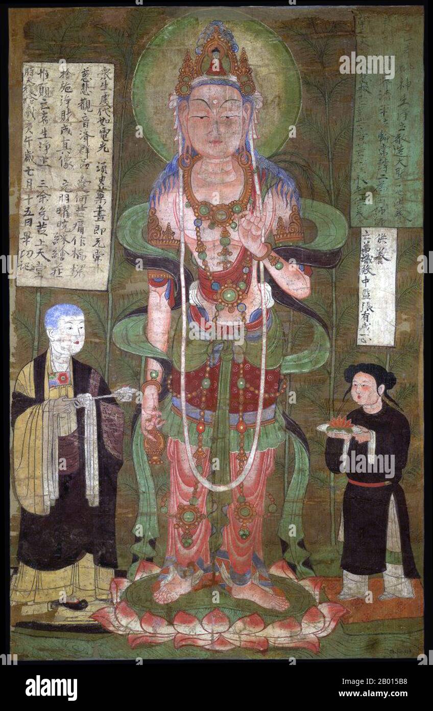Chine : Avalokitesvara avec un jeune homme et une nonne. Toile de volute suspendue de la grotte 17 des grottes de Mogao, Dunhuang, c. 910 CE. Avalokiteśvara ('Seigneur qui regarde vers le bas') est un bodhisattva qui incarne la compassion de tous les bouddhistes. Il est l'un des bodhisattvas les plus vénérés dans le bouddhisme Mahayana dominant. En Chine, il a quelque peu évolué en Guanyin ou Guanshiyin, souvent femelle. Banque D'Images