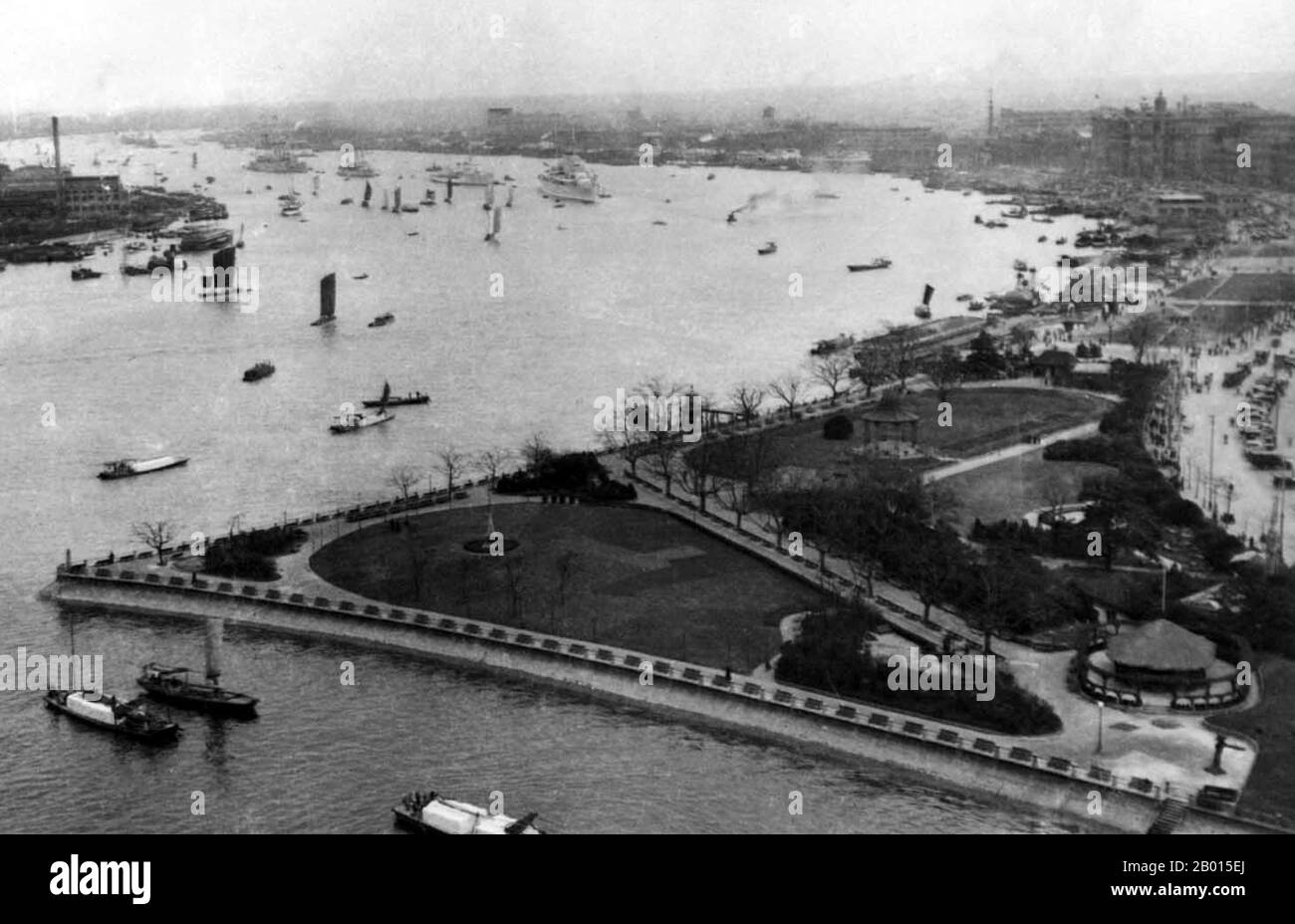 Chine : Shanghai - les jardins du Bund (parc Huangpu) et navigation sur le fleuve Huangpu, 1930. Huangpu Park (Huángpǔ Gōngyuán) est le nom de la partie triangulaire de vert à l'extrémité nord du Bund à Shanghai, le plus ancien et le plus petit parc de la ville. C'est le site du Monument aux héros du peuple, haut en hauteur, commémorant ceux qui ont aidé à libérer la Chine de l'occupation étrangère, et le Musée historique de Bund, montrant l'histoire du Bund dans de vieilles photos. Le premier parc à cet endroit a été établi en 1886 comme jardin public, le premier parc en Chine ouvert au public. Banque D'Images